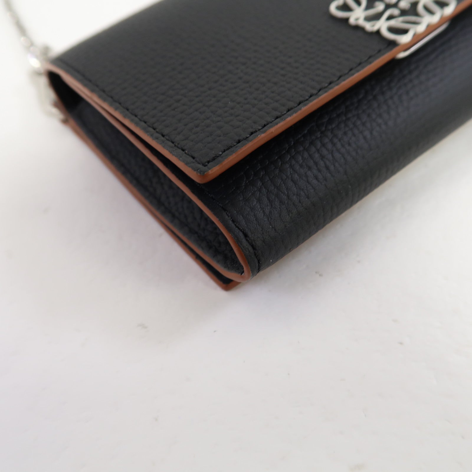 LOEWE 牛皮皮革Anagram WOC銀扣鏈帶肩背袋黑色