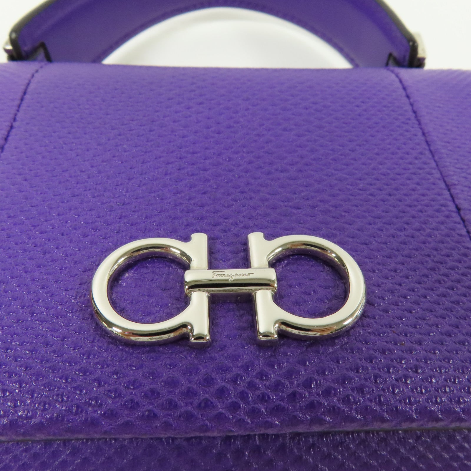 Salvatore Ferragamo 皮革Gancini Shoulder Wallet銀扣肩背袋