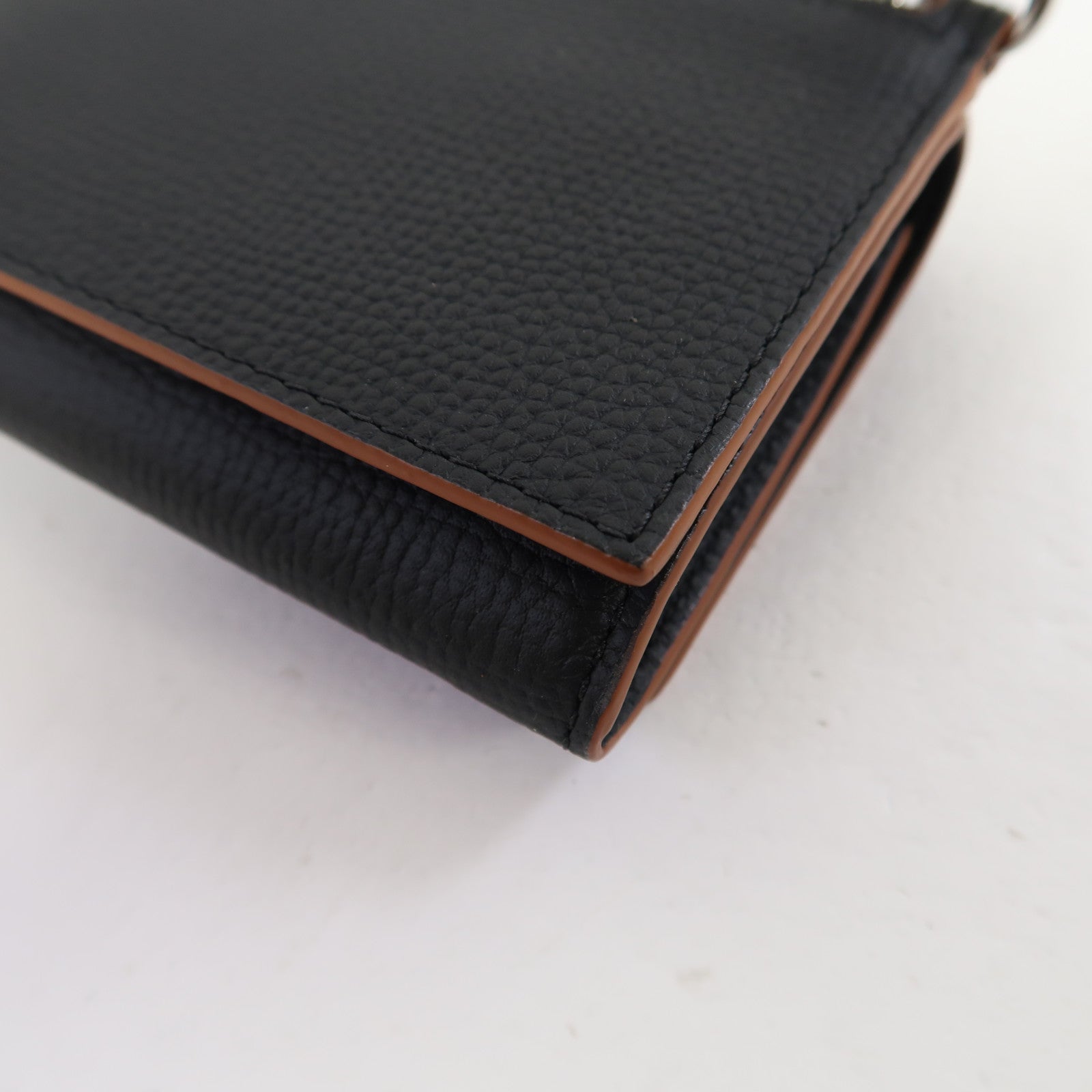 LOEWE 牛皮皮革Anagram WOC銀扣鏈帶肩背袋黑色