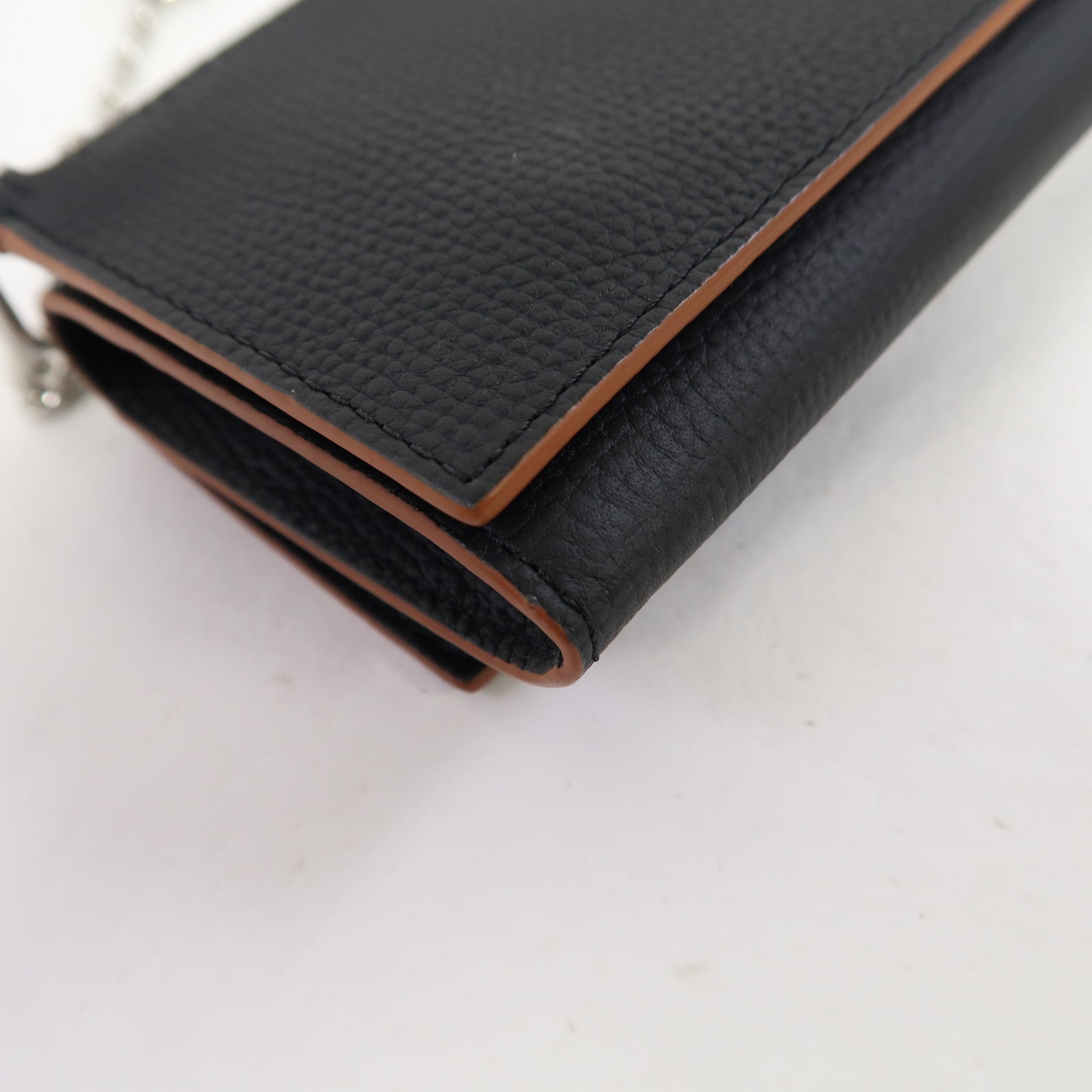 LOEWE 牛皮皮革Anagram WOC銀扣鏈帶肩背袋黑色