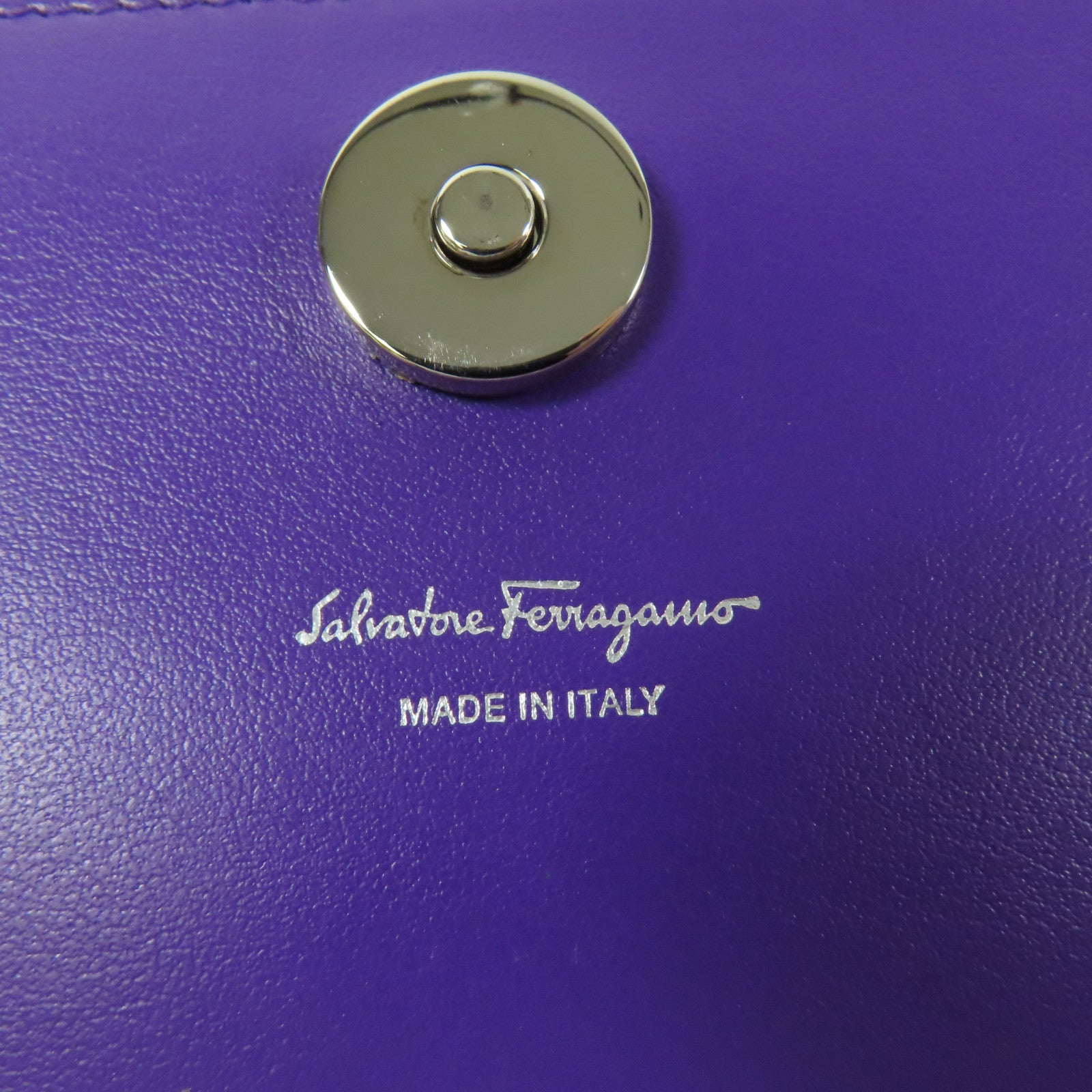 Salvatore Ferragamo 皮革Gancini Shoulder Wallet銀扣肩背袋
