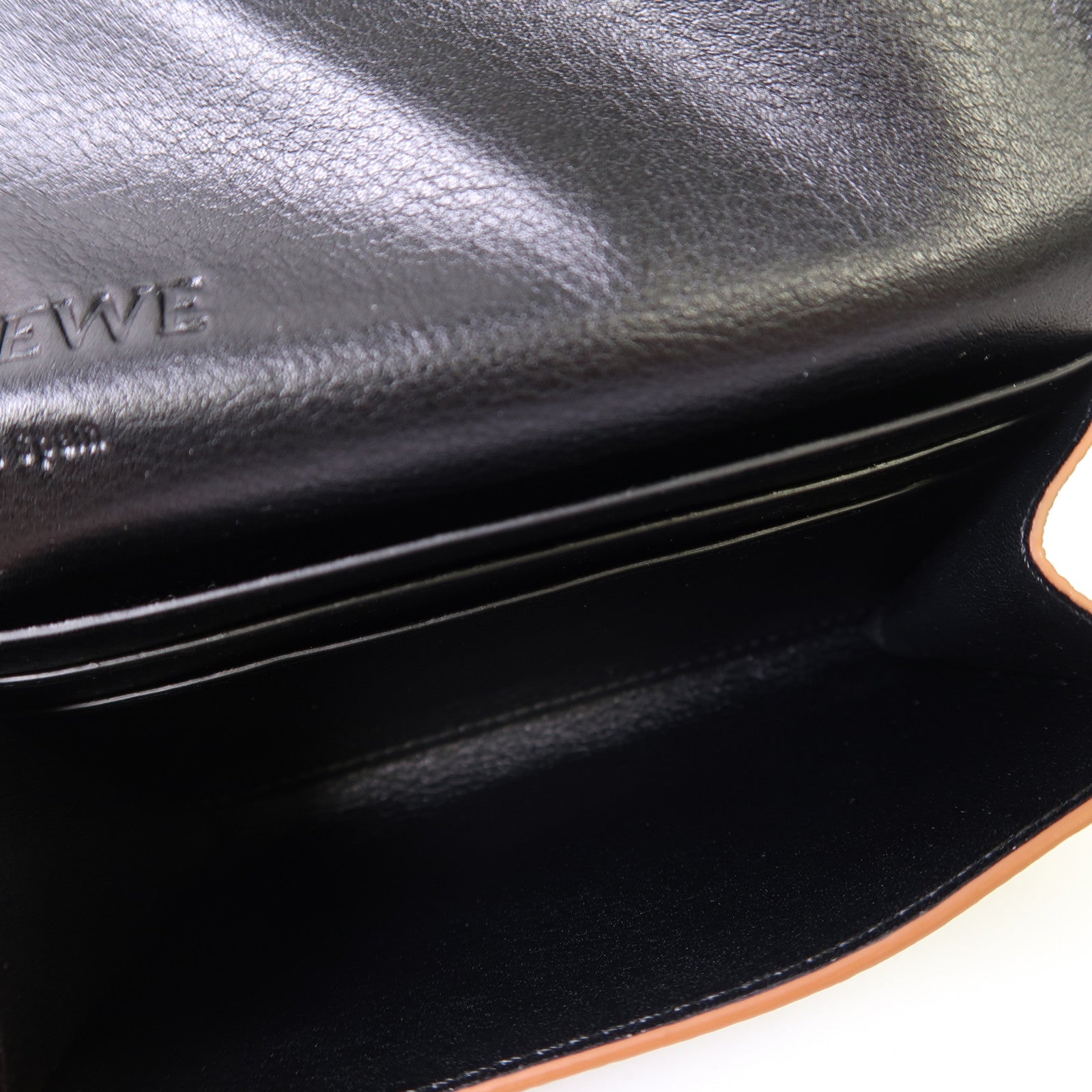 LOEWE 牛皮皮革Anagram WOC銀扣鏈帶肩背袋黑色