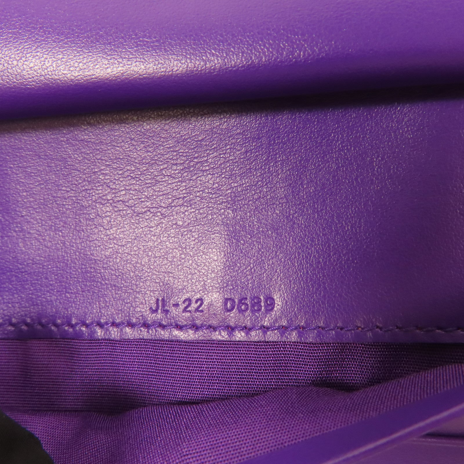 Salvatore Ferragamo 皮革Gancini Shoulder Wallet銀扣肩背袋