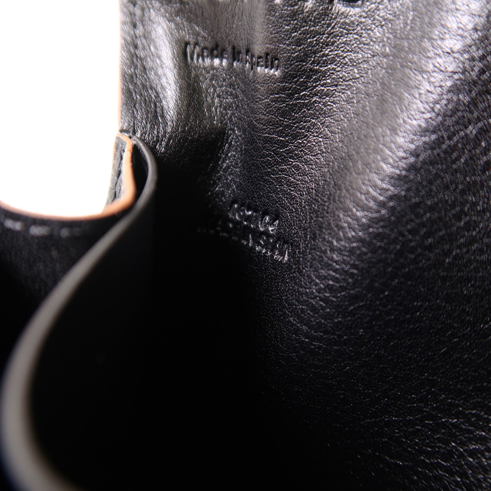 LOEWE 牛皮皮革Anagram WOC銀扣鏈帶肩背袋黑色