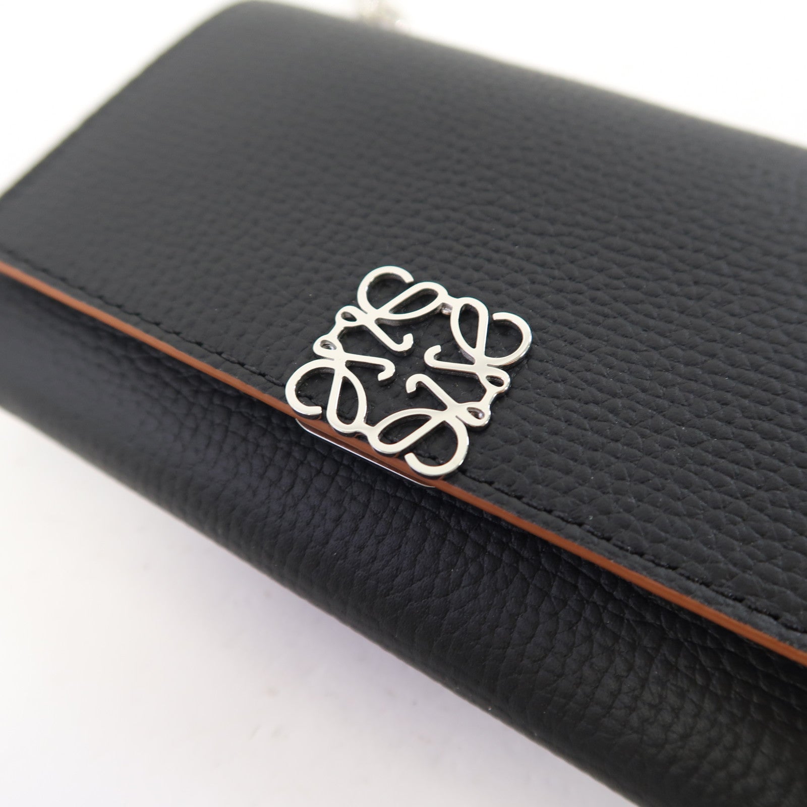 LOEWE 牛皮皮革Anagram WOC銀扣鏈帶肩背袋黑色