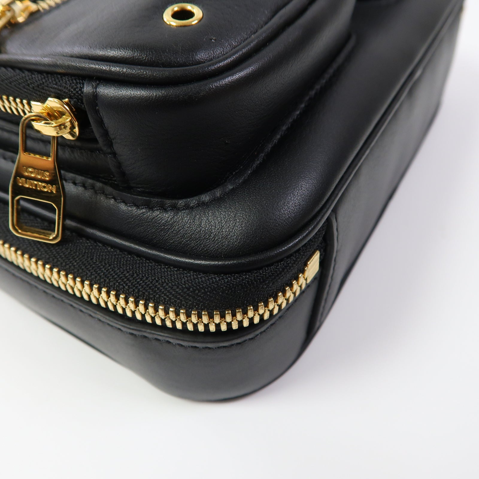 LOUIS VUITTON 牛皮皮革Utility Crossbody金扣手挽肩背兩用袋黑色