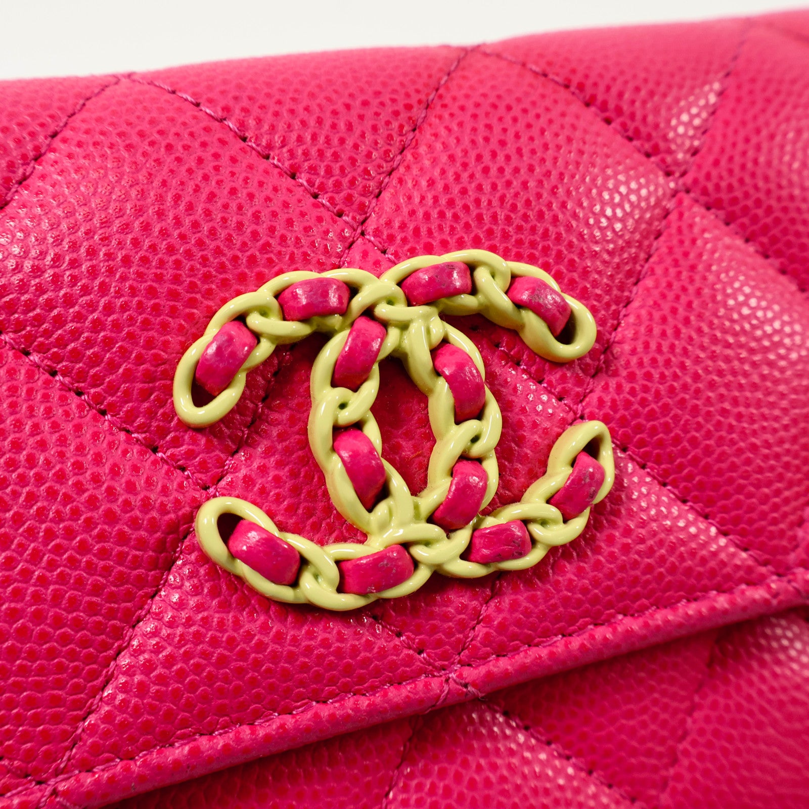 CHANEL 牛皮皮革C19 Medium Flap錢包