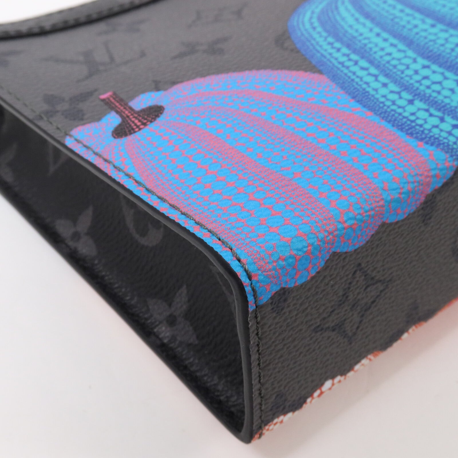 LOUIS VUITTON Monogram Eclipse LV x YK Gaston肩背袋