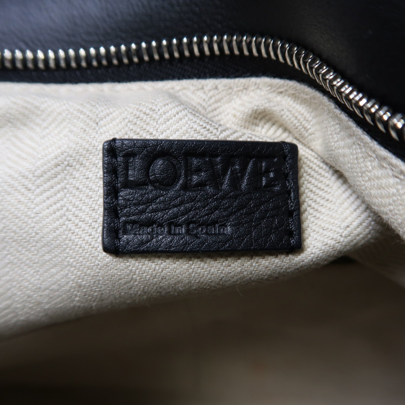 LOEWE 牛皮皮革Puzzle Medium銀扣手挽肩背兩用袋黑色