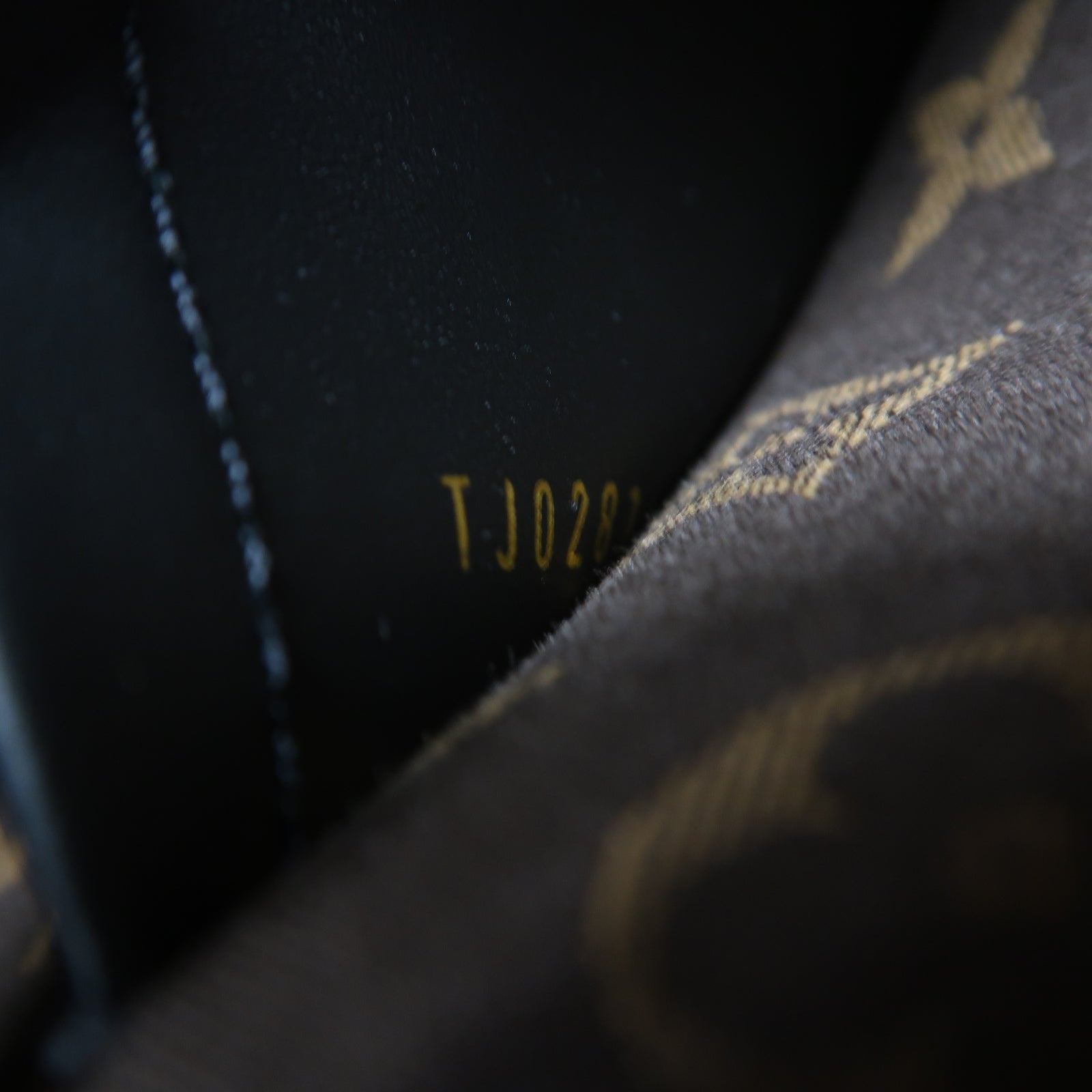 LOUIS VUITTON 牛皮皮革Utility Crossbody金扣手挽肩背兩用袋黑色