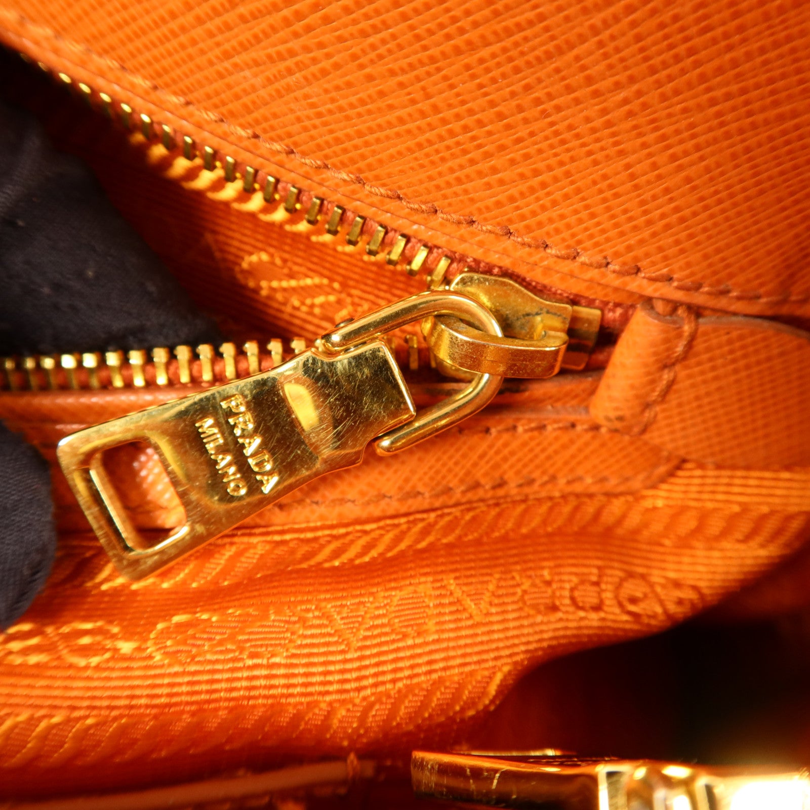 PRADA Saffiano皮革Medium Lux Open Promenade Satchel金扣手挽肩背兩用袋