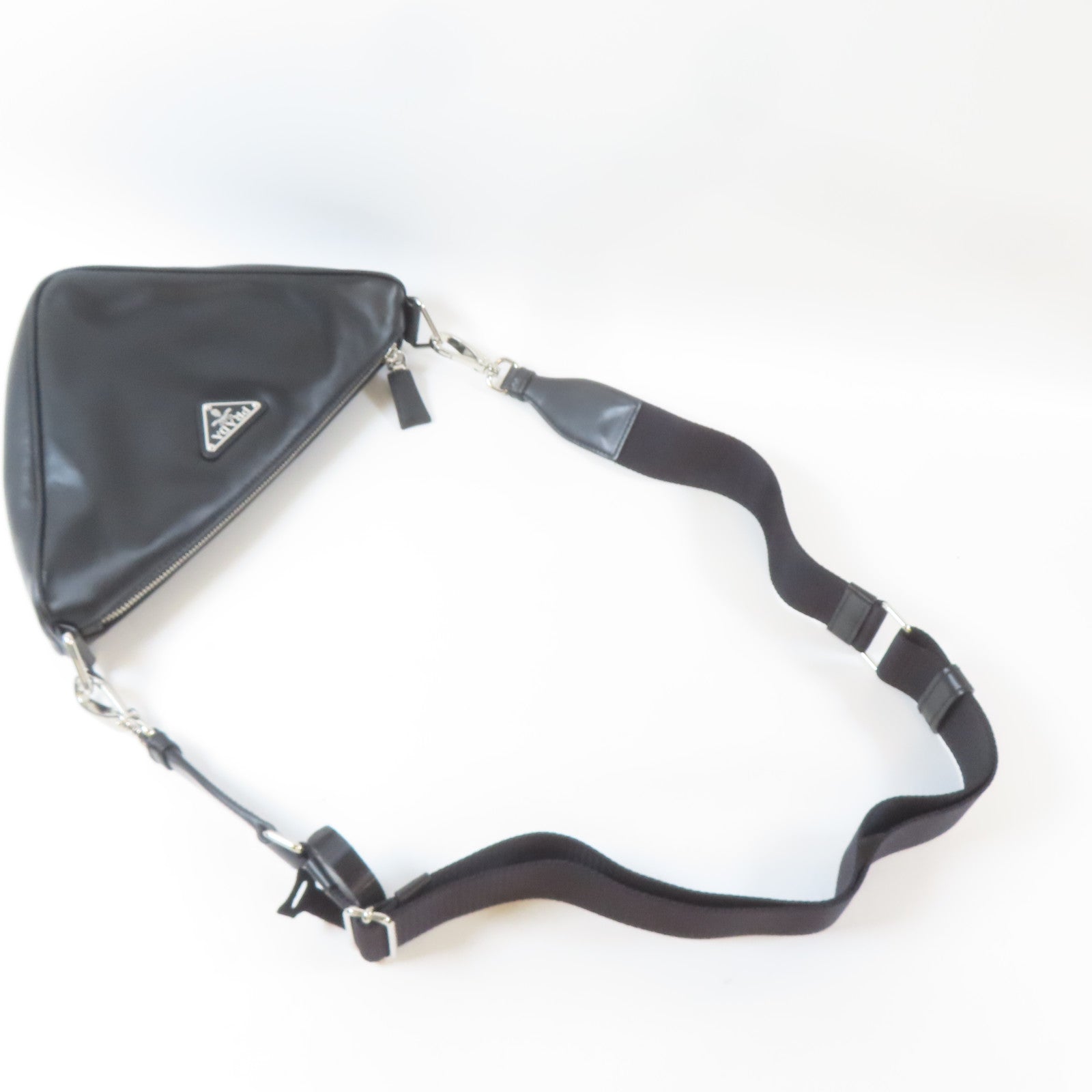 PRADA 皮革Triangle Bag銀扣肩背袋黑色