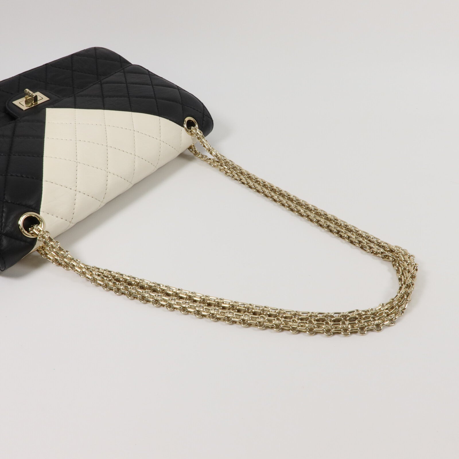 CHANEL 牛皮皮革2.55 Medium鏈帶肩背袋