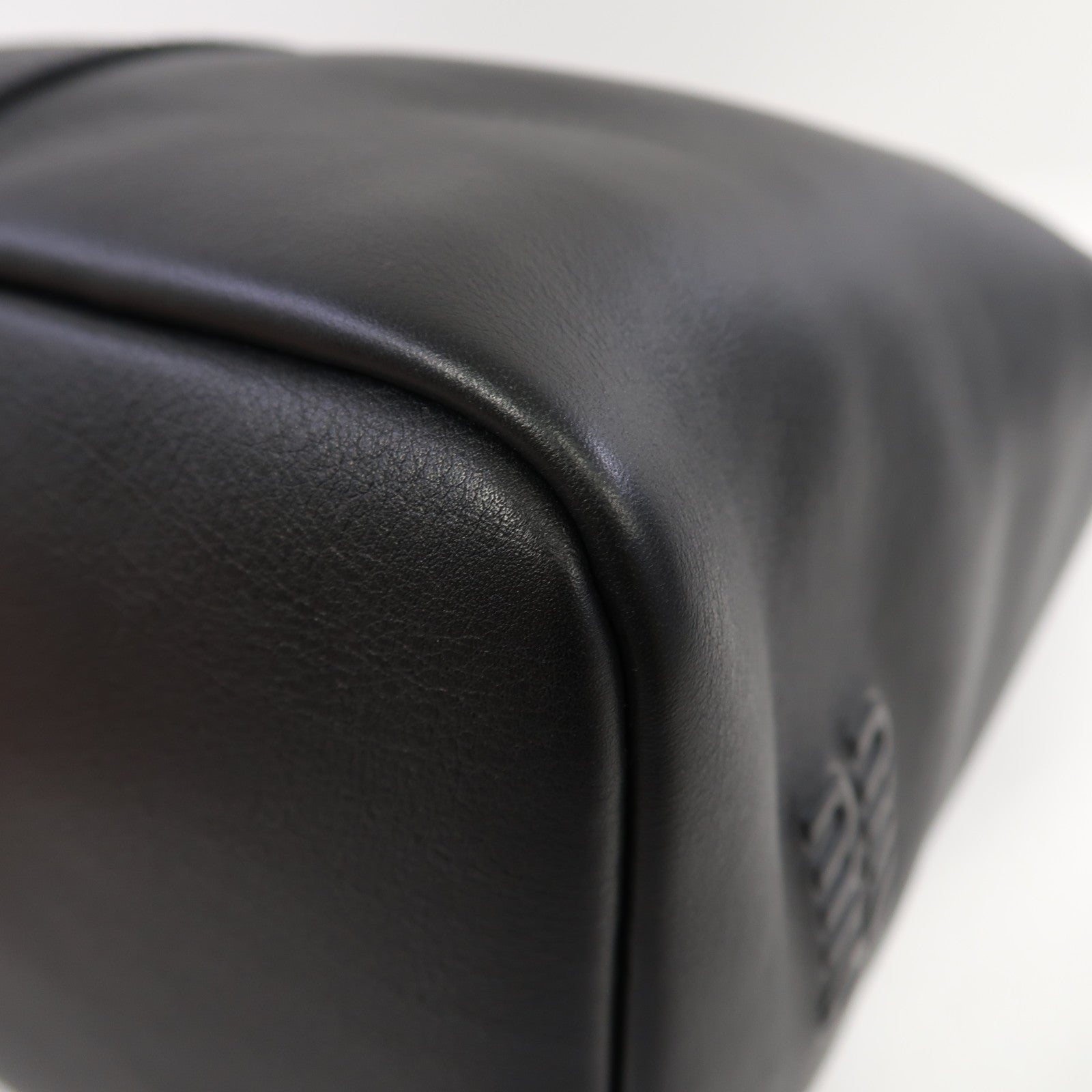 Miu Miu 牛皮皮革Bucket Bag金扣肩背袋黑色