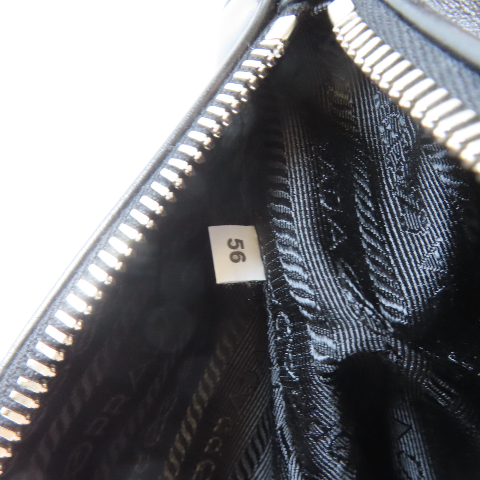 PRADA 皮革Triangle Bag銀扣肩背袋黑色
