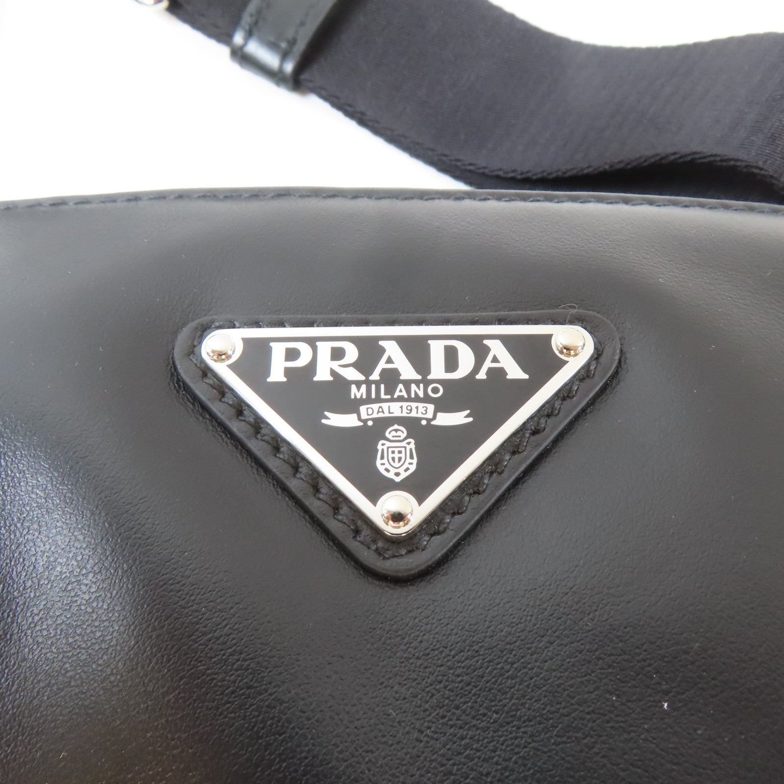 PRADA 皮革Triangle Bag銀扣肩背袋黑色