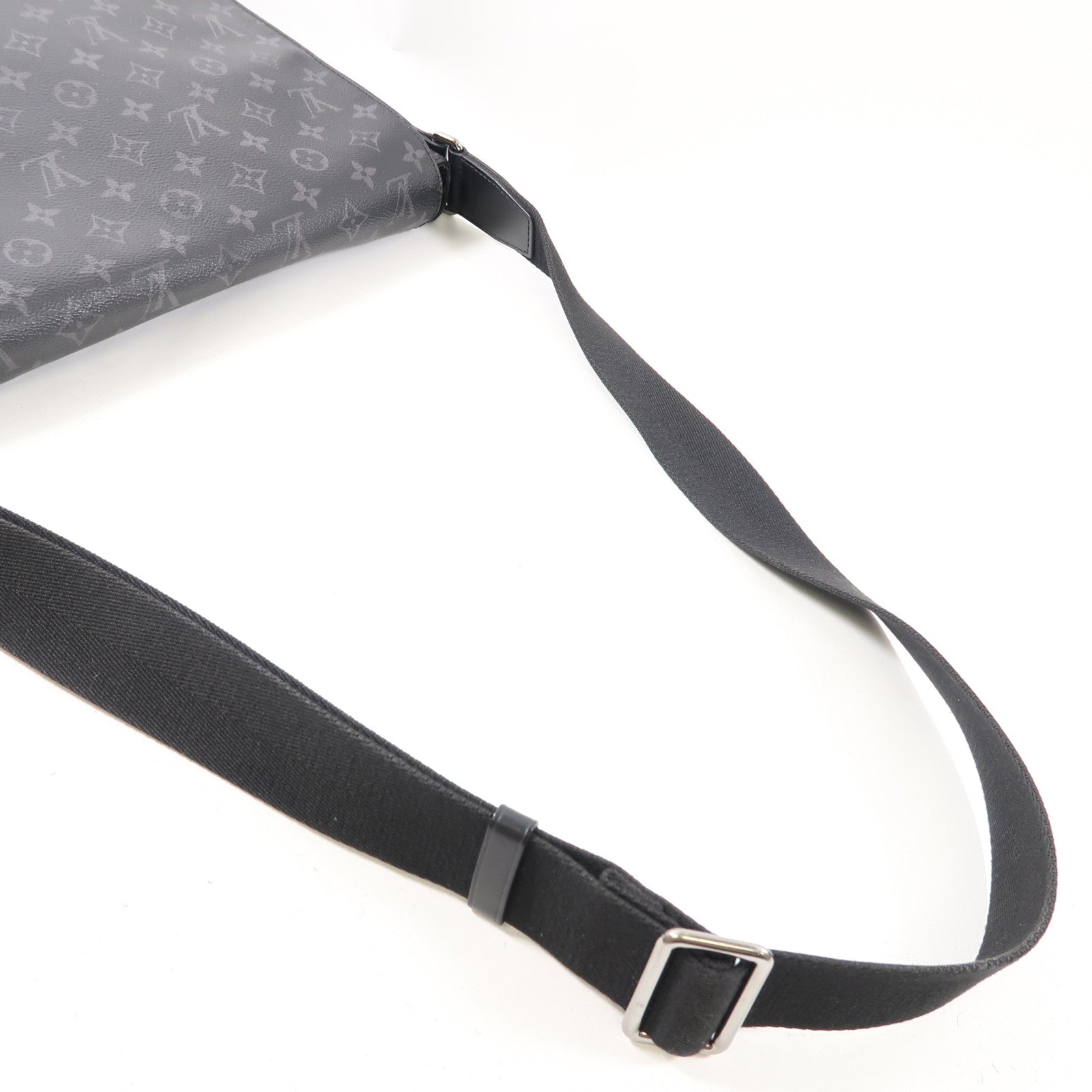 LOUIS VUITTON Monogram Eclipse District銀扣肩背袋黑色