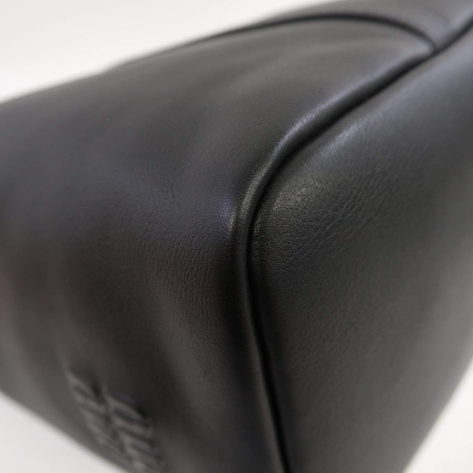 Miu Miu 牛皮皮革Bucket Bag金扣肩背袋黑色