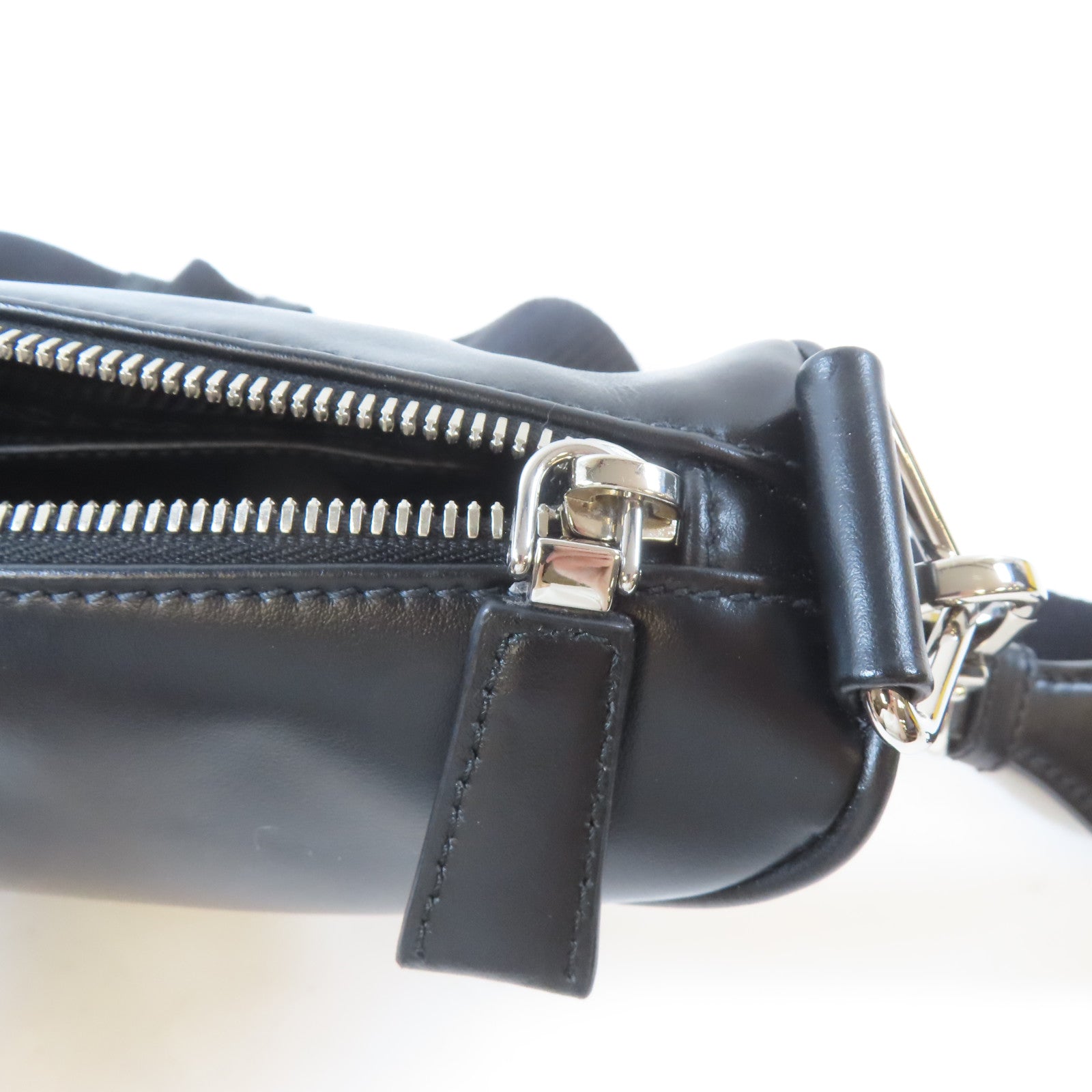PRADA 皮革Triangle Bag銀扣肩背袋黑色
