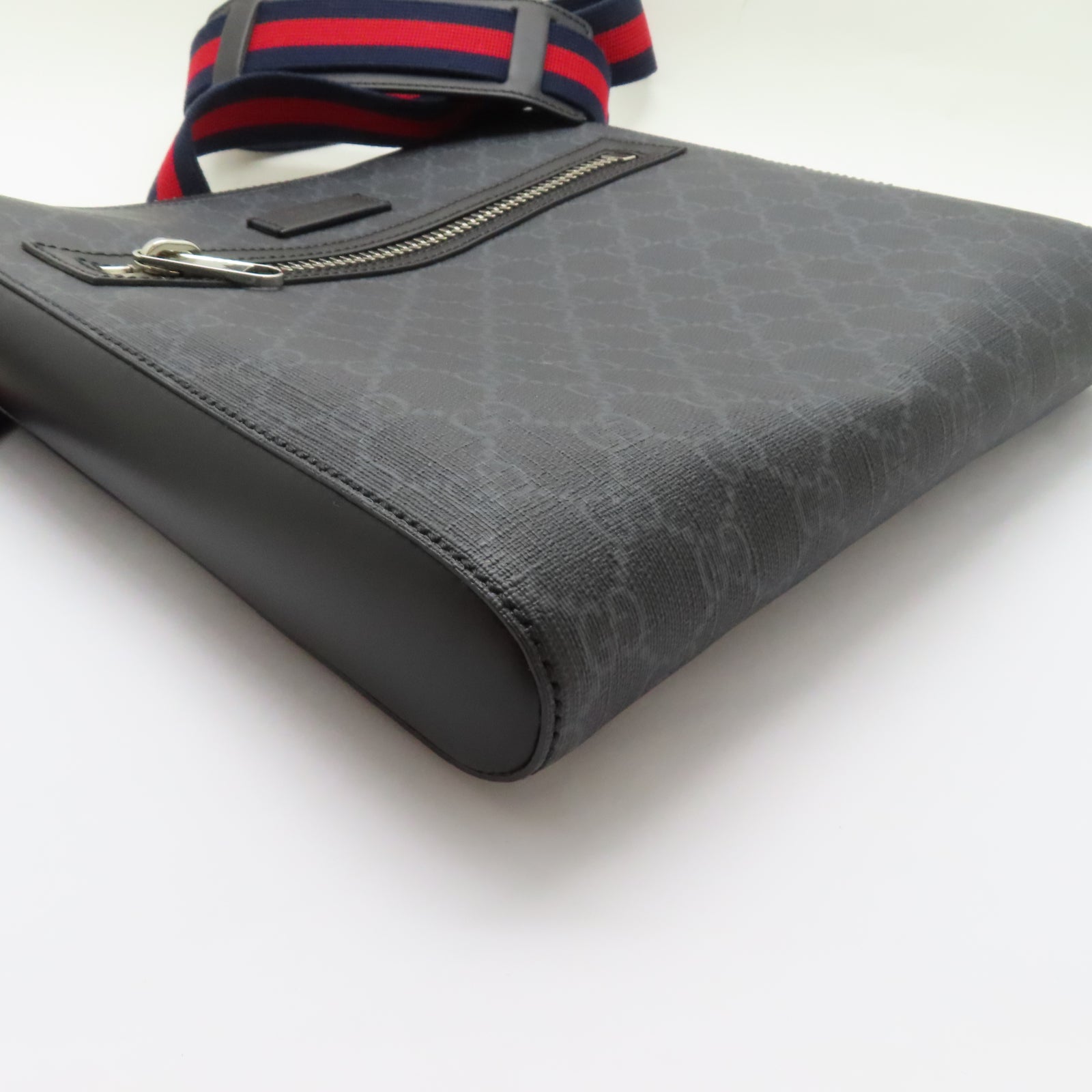 GUCCI 塗層帆布GG Messenger銀扣肩背袋黑色