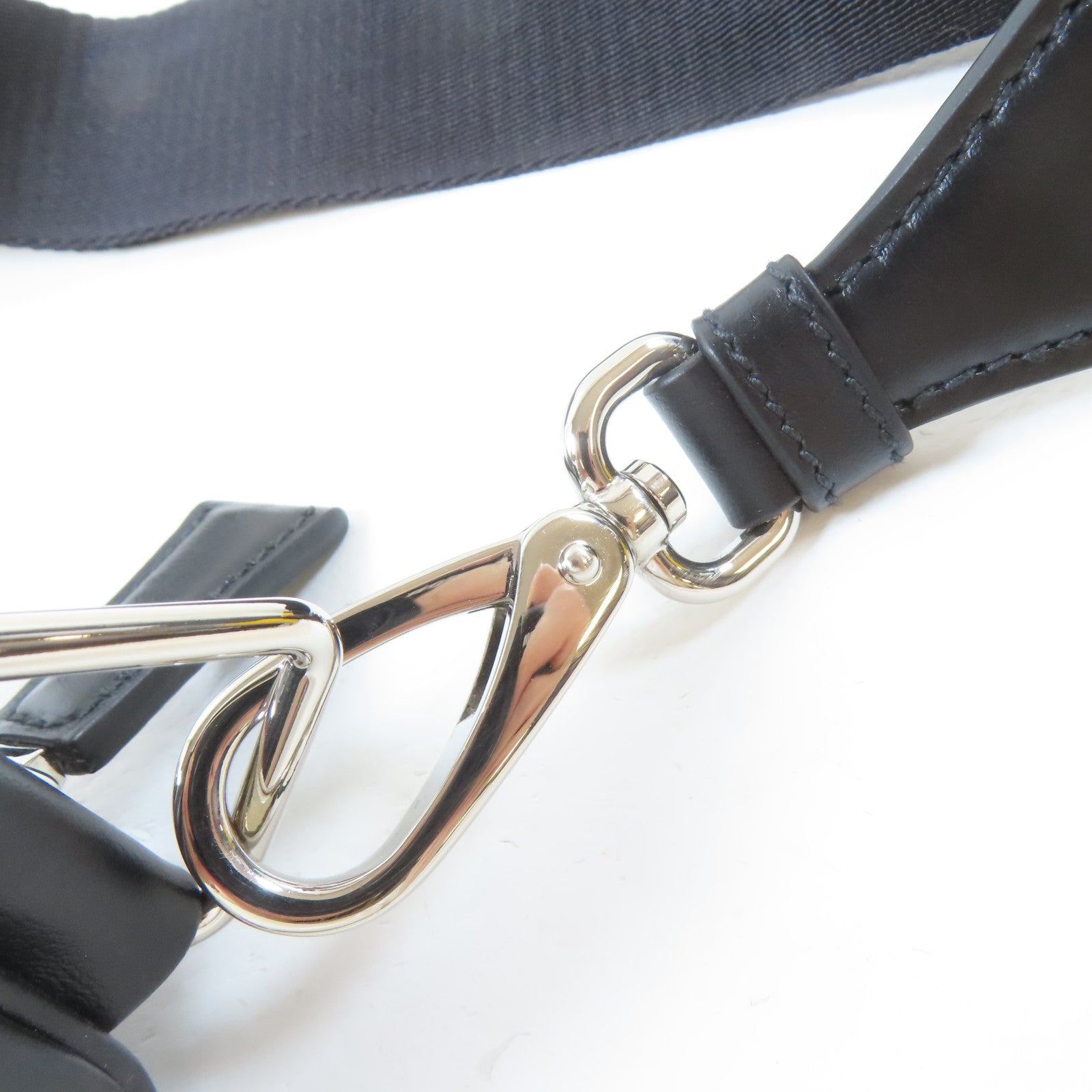 PRADA 皮革Triangle Bag銀扣肩背袋黑色