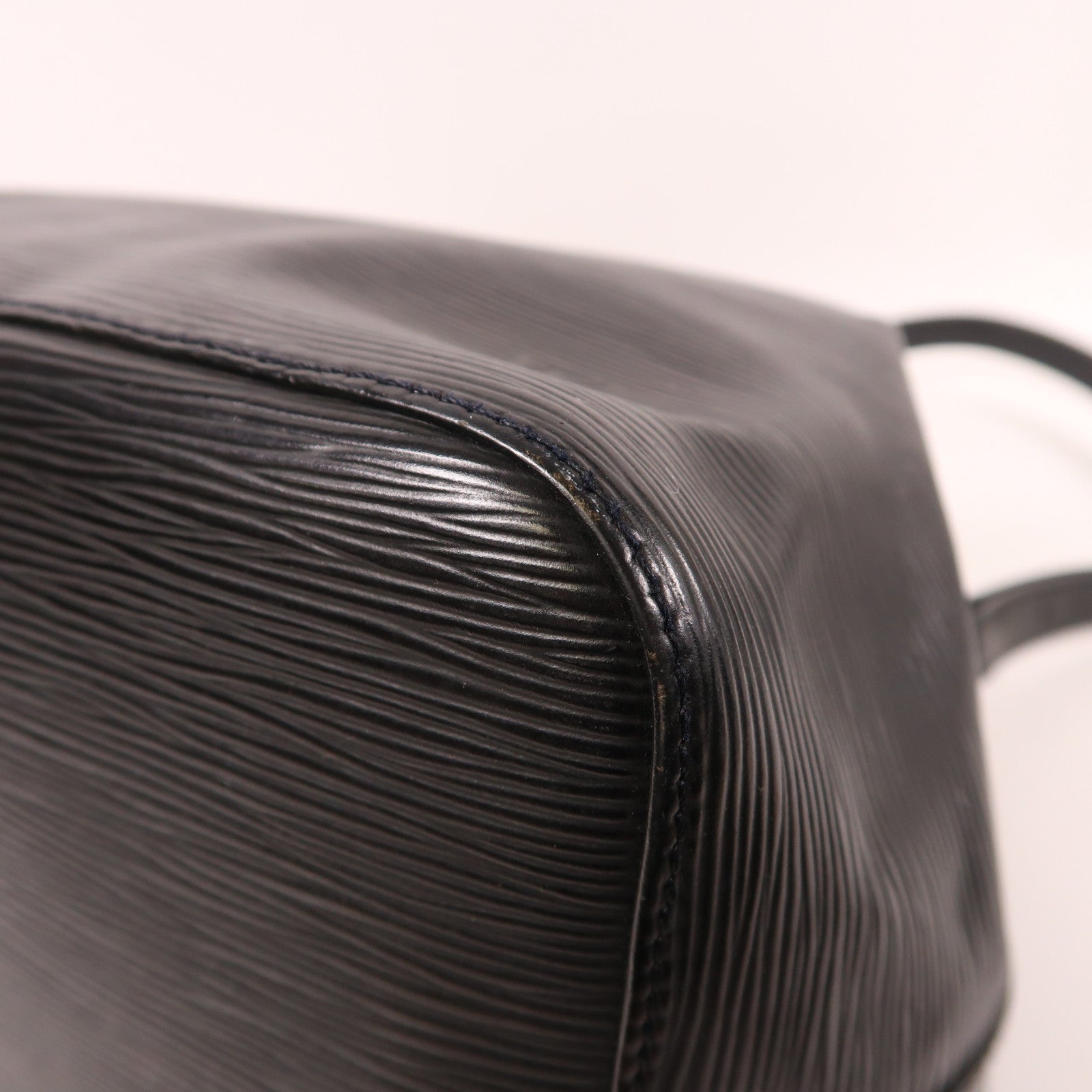 LOUIS VUITTON Epi Petit Noe金扣肩背袋黑色