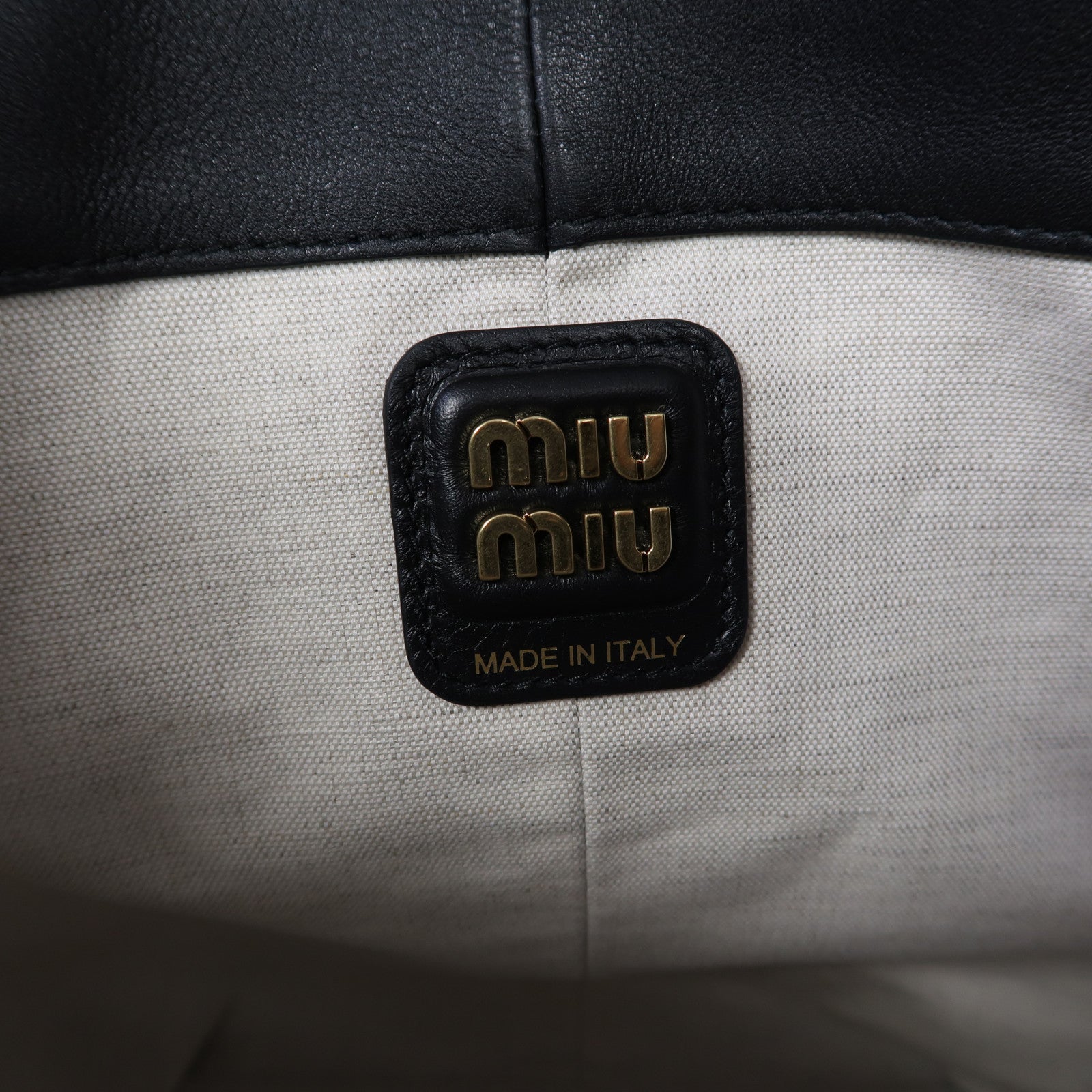 Miu Miu 牛皮皮革Bucket Bag金扣肩背袋黑色