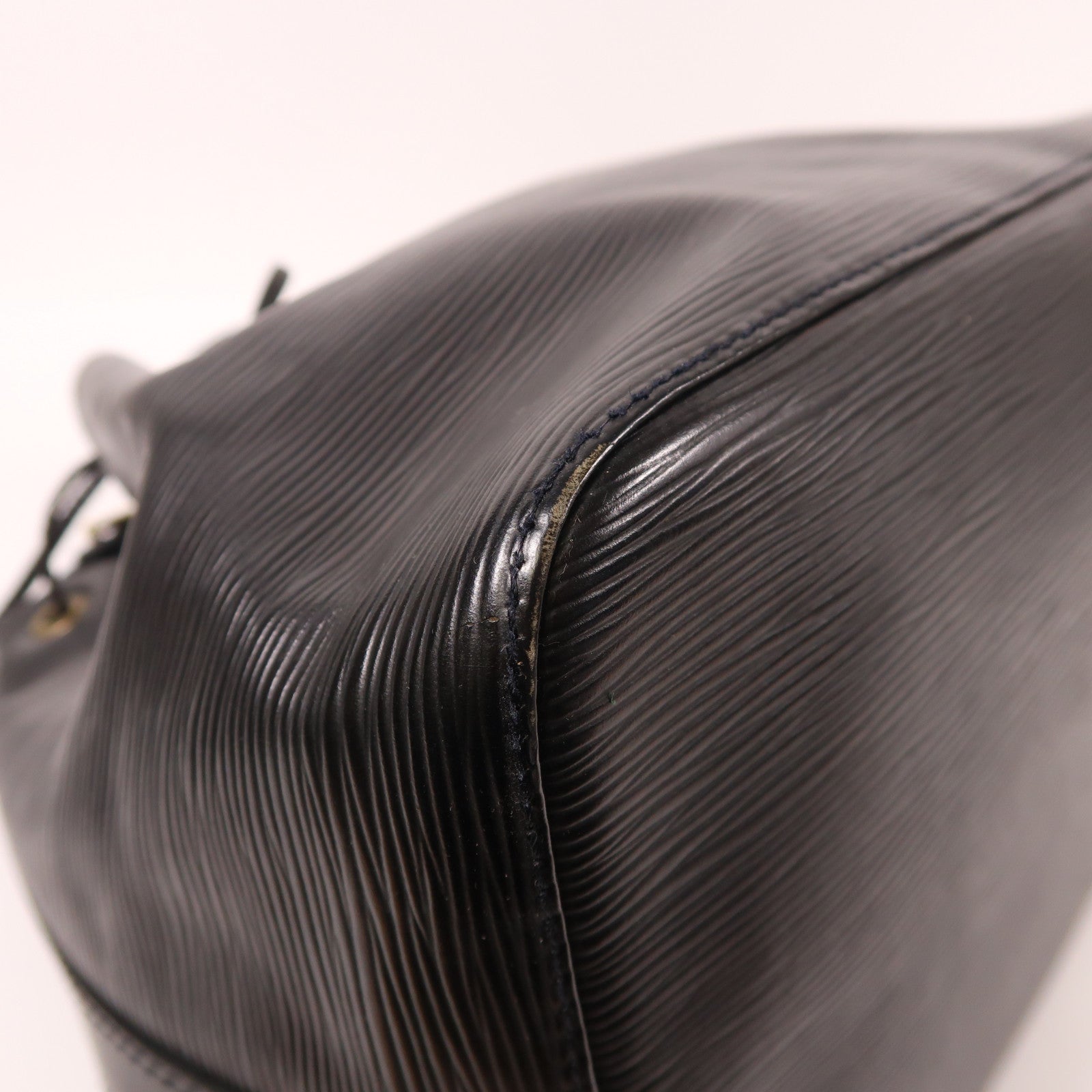 LOUIS VUITTON Epi Petit Noe金扣肩背袋黑色