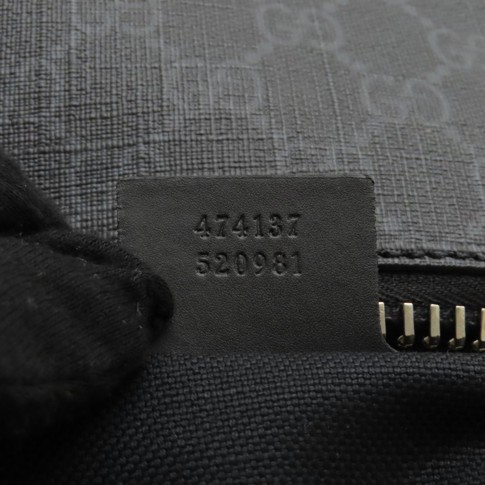 GUCCI 塗層帆布GG Messenger銀扣肩背袋黑色