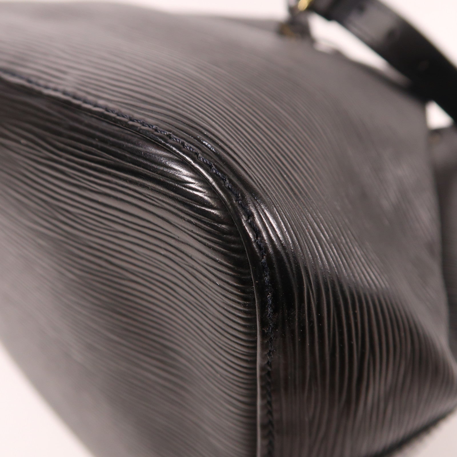 LOUIS VUITTON Epi Petit Noe金扣肩背袋黑色