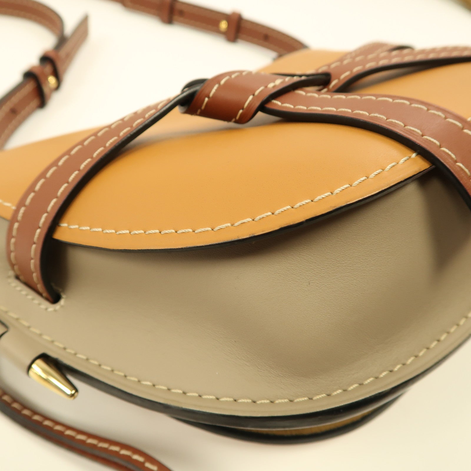 LOEWE 牛皮皮革Gate Small金扣肩背袋米色/啡色