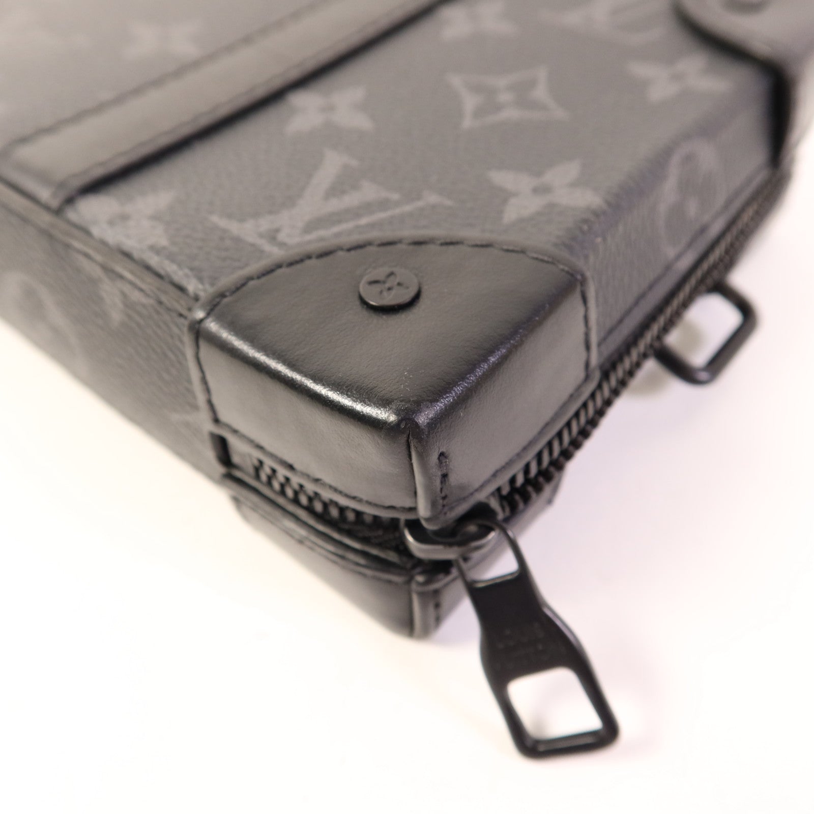 LOUIS VUITTON Monogram Eclipse Soft Trunk Wallet肩背袋