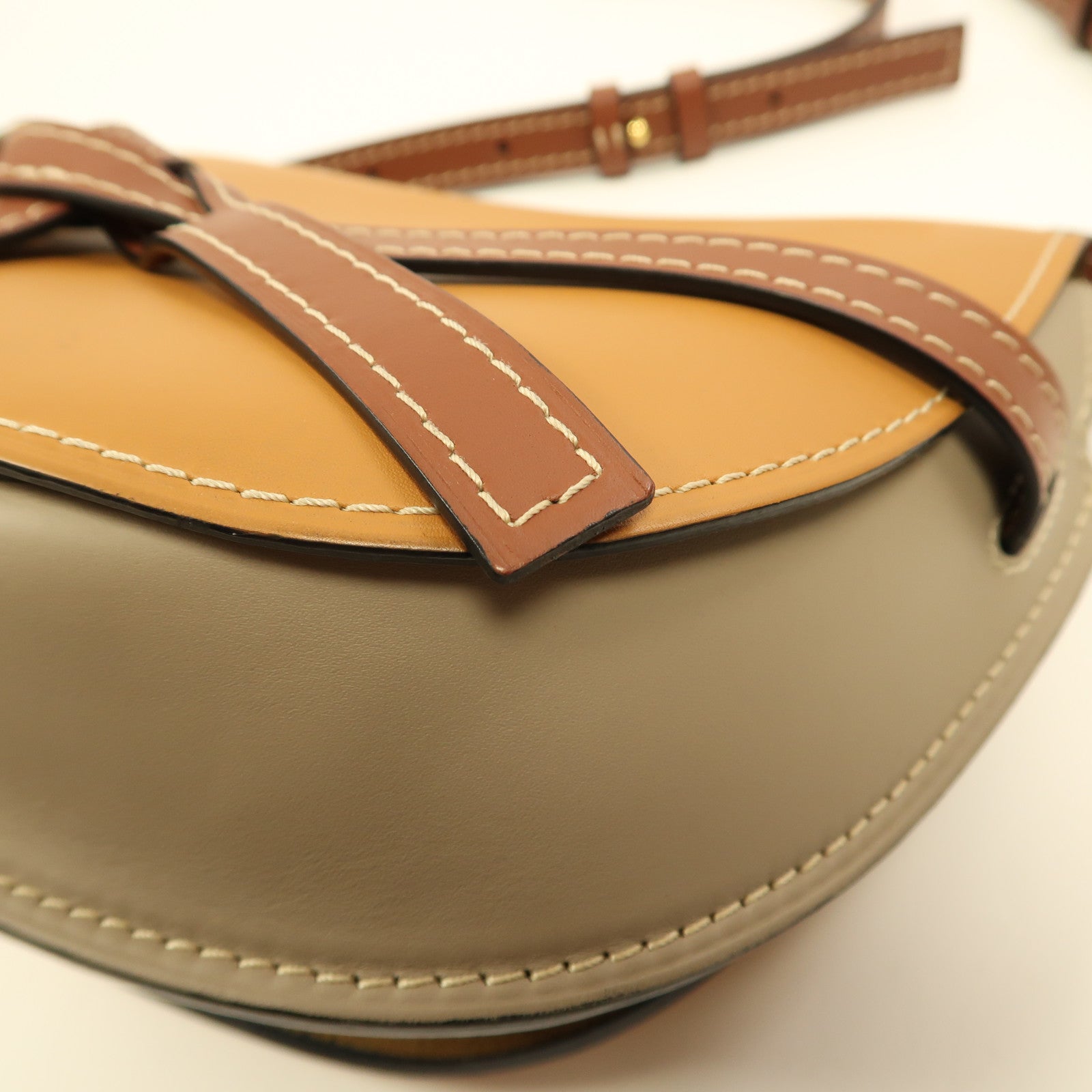 LOEWE 牛皮皮革Gate Small金扣肩背袋米色/啡色