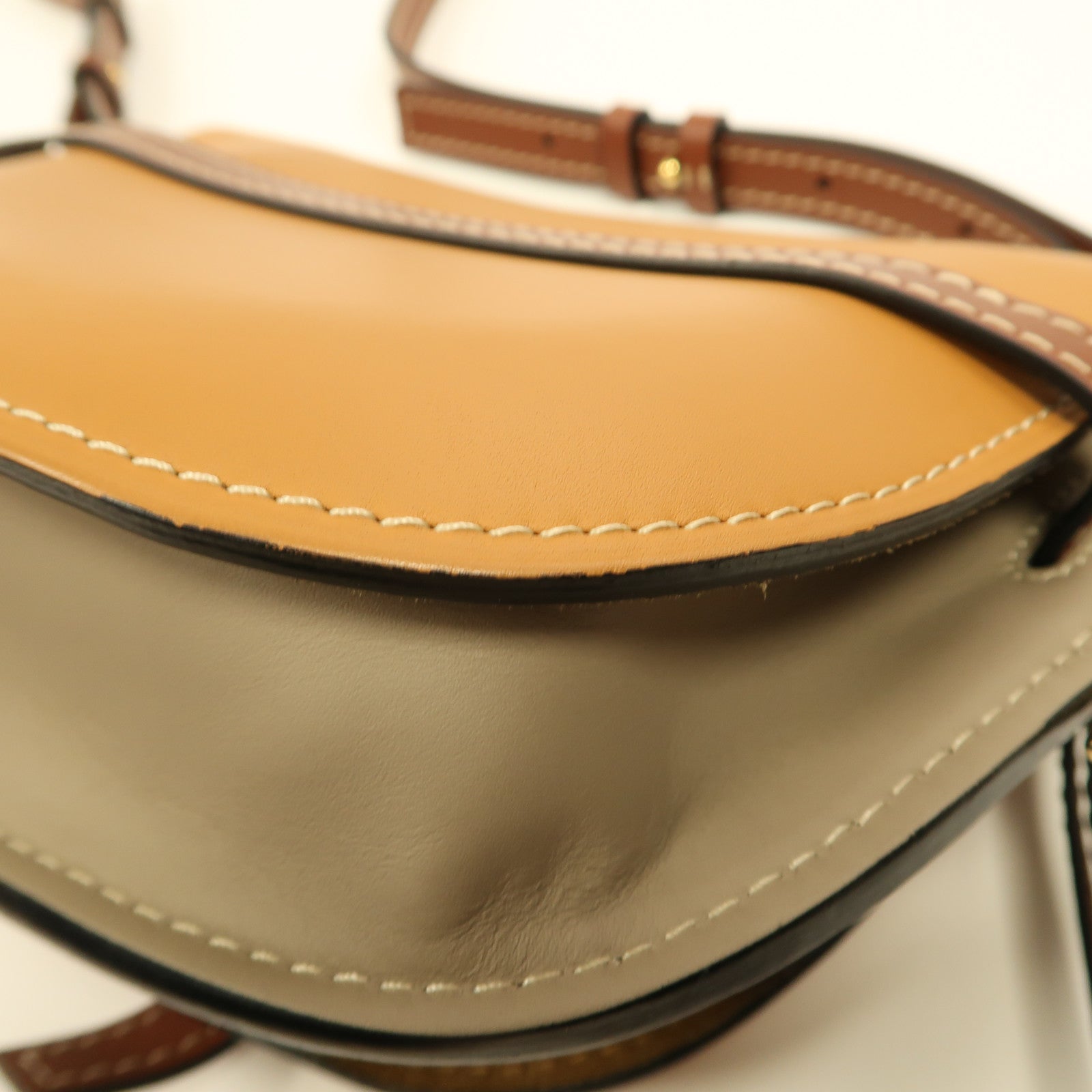 LOEWE 牛皮皮革Gate Small金扣肩背袋米色/啡色