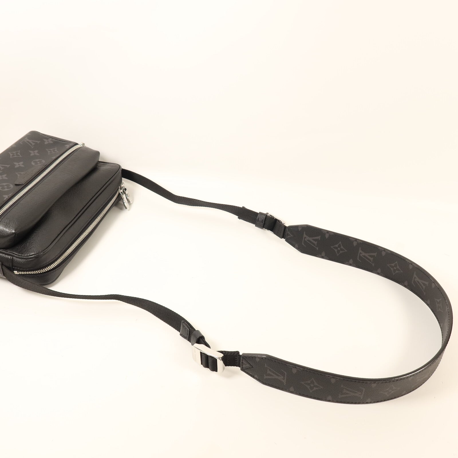 LOUIS VUITTON Monogram Eclipse Taiga Outdoor Messenger銀扣肩背袋