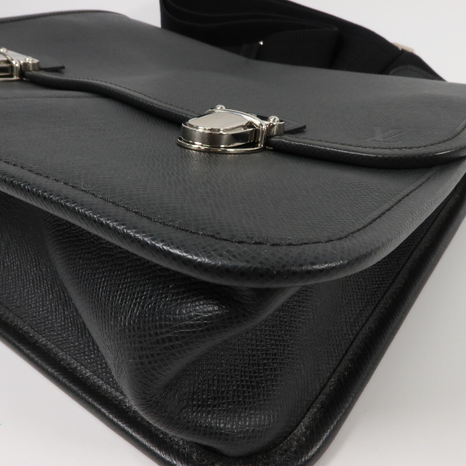LOUIS VUITTON Taiga Alexei肩背袋