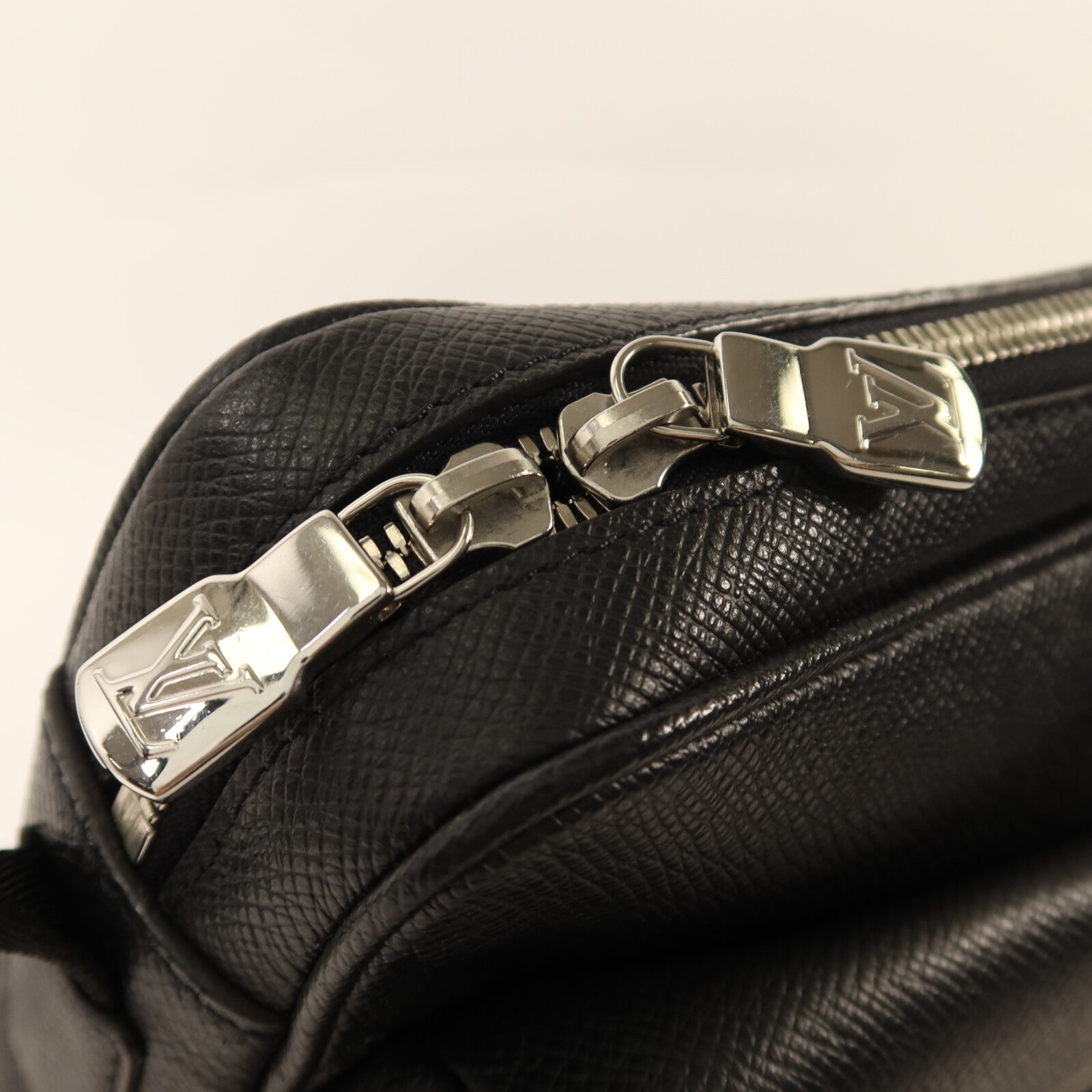 LOUIS VUITTON Monogram Eclipse Taiga Outdoor Messenger銀扣肩背袋