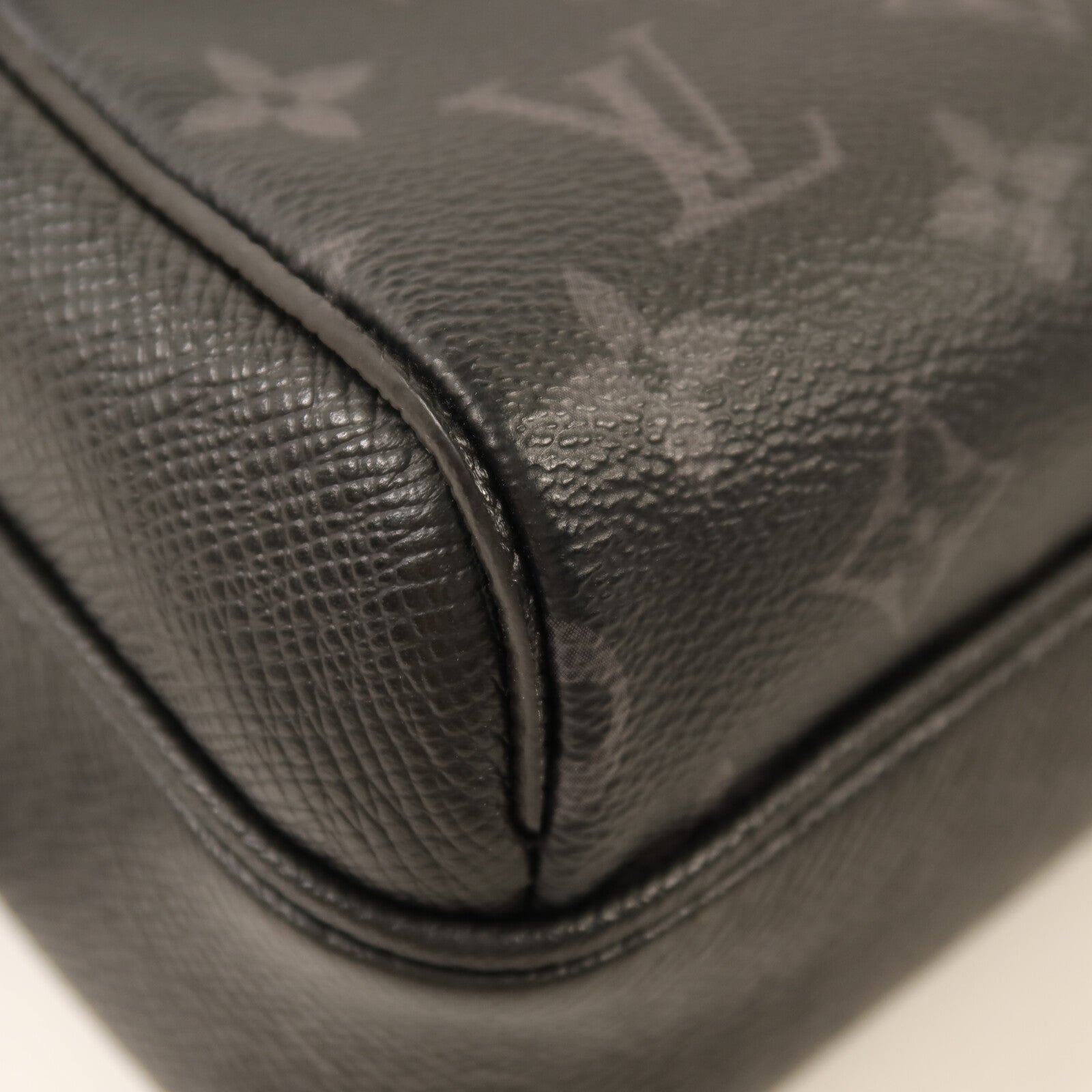 LOUIS VUITTON Monogram Eclipse Taiga Outdoor Messenger銀扣肩背袋