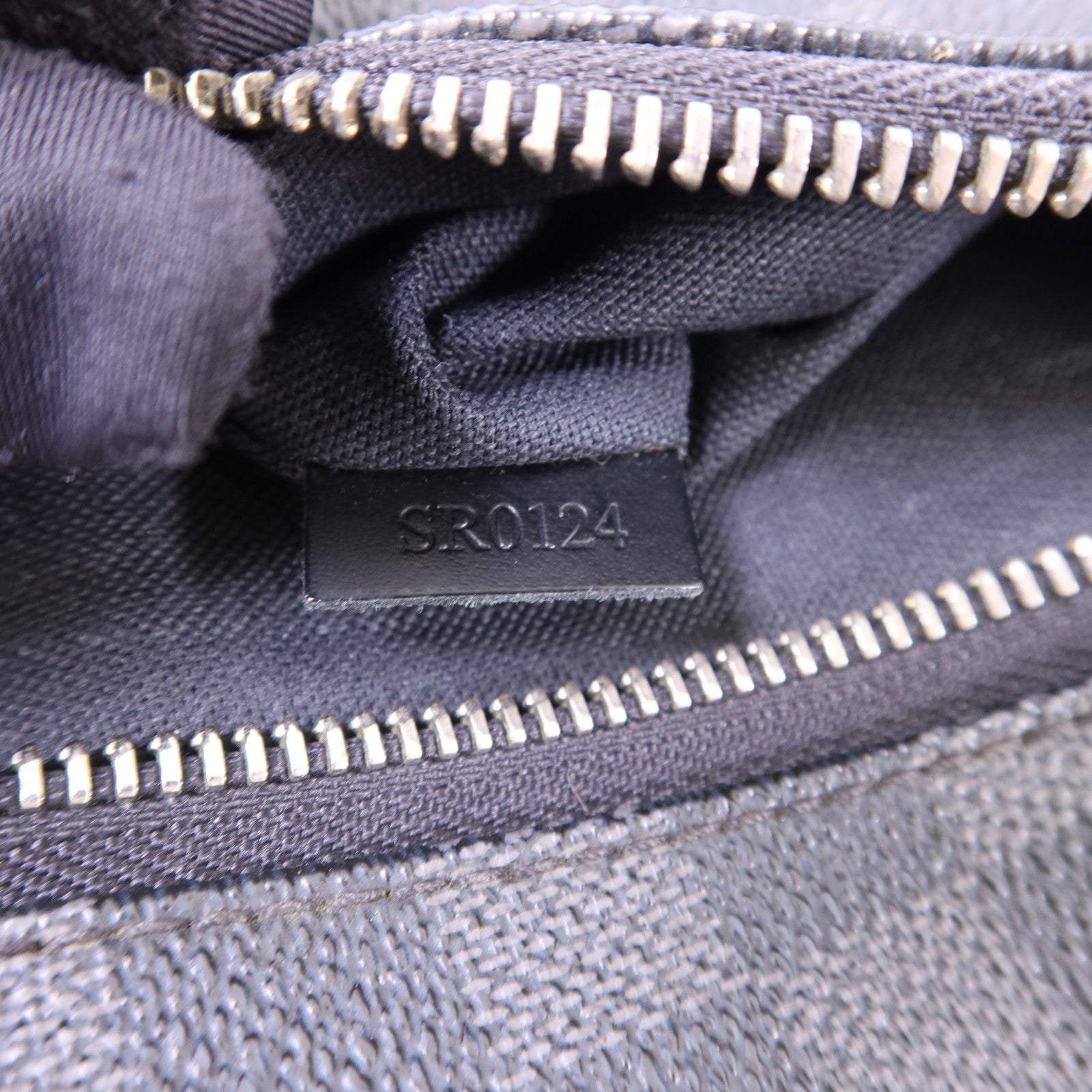 LOUIS VUITTON Damier Graphite Mick PM銀扣肩背袋