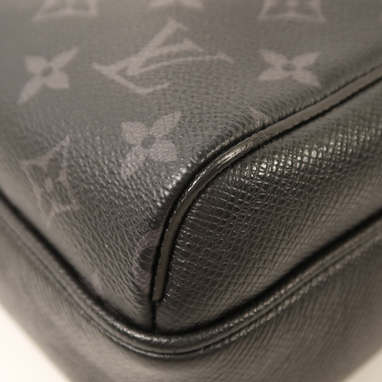 LOUIS VUITTON Monogram Eclipse Taiga Outdoor Messenger銀扣肩背袋