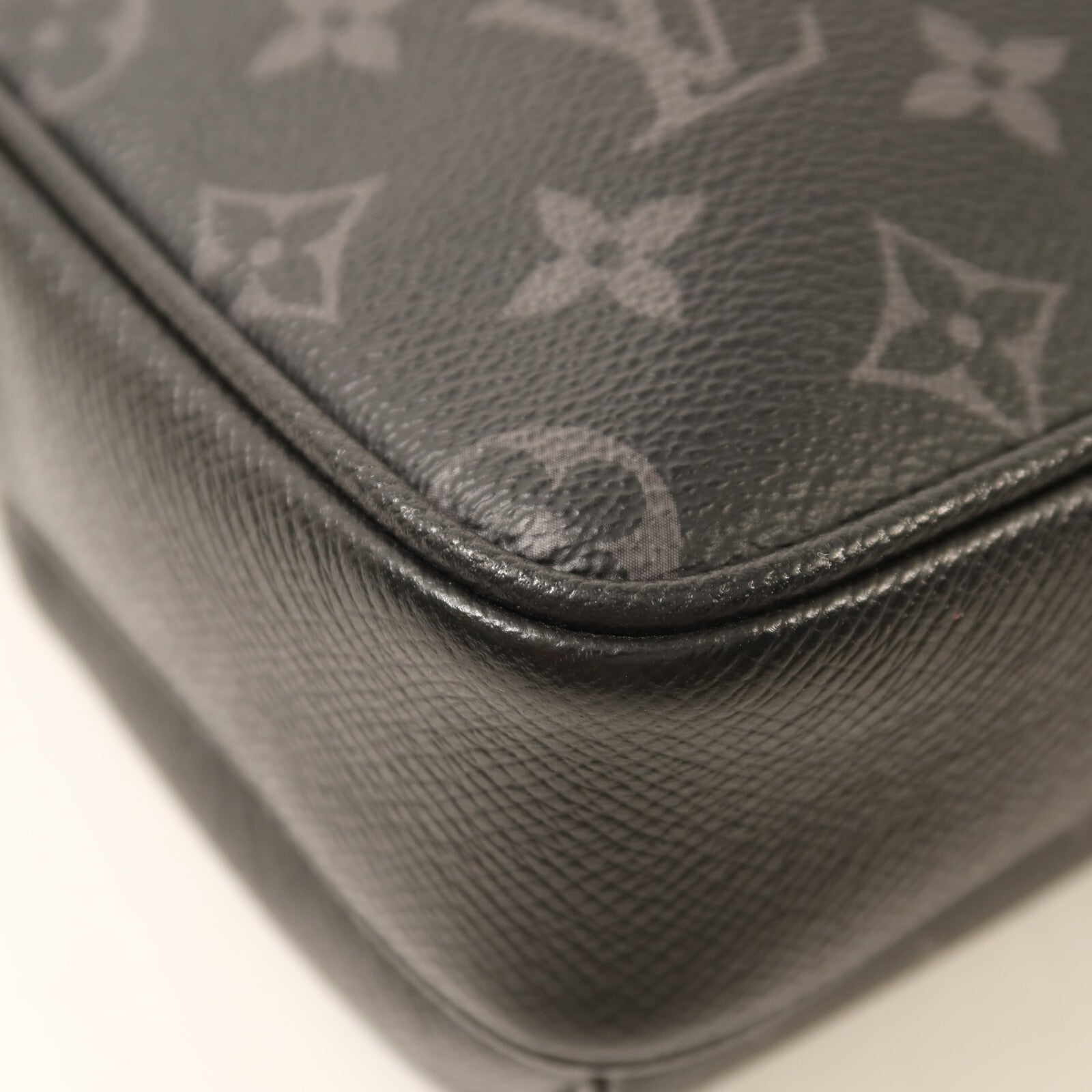 LOUIS VUITTON Monogram Eclipse Taiga Outdoor Messenger銀扣肩背袋