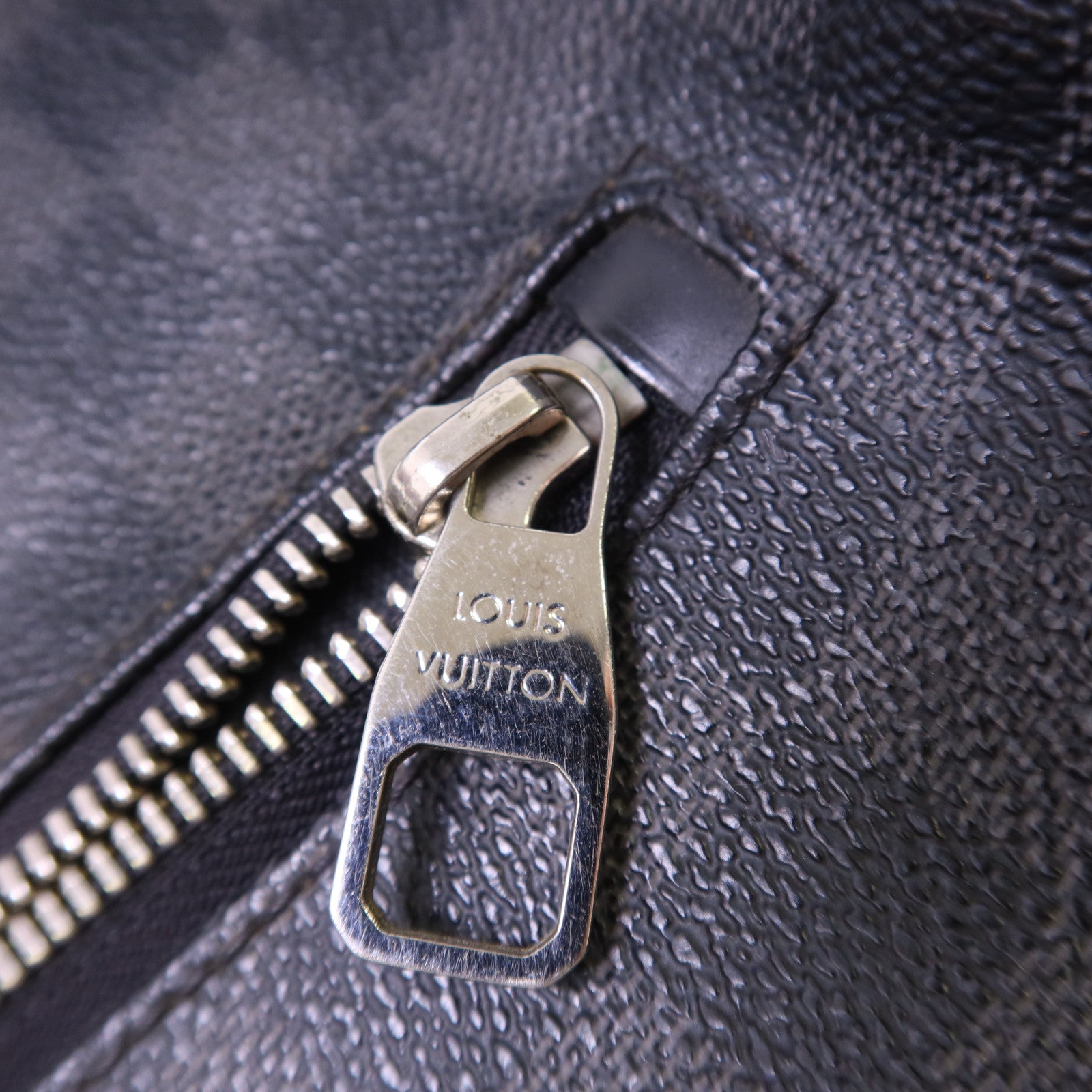 LOUIS VUITTON Damier Graphite Mick PM銀扣肩背袋