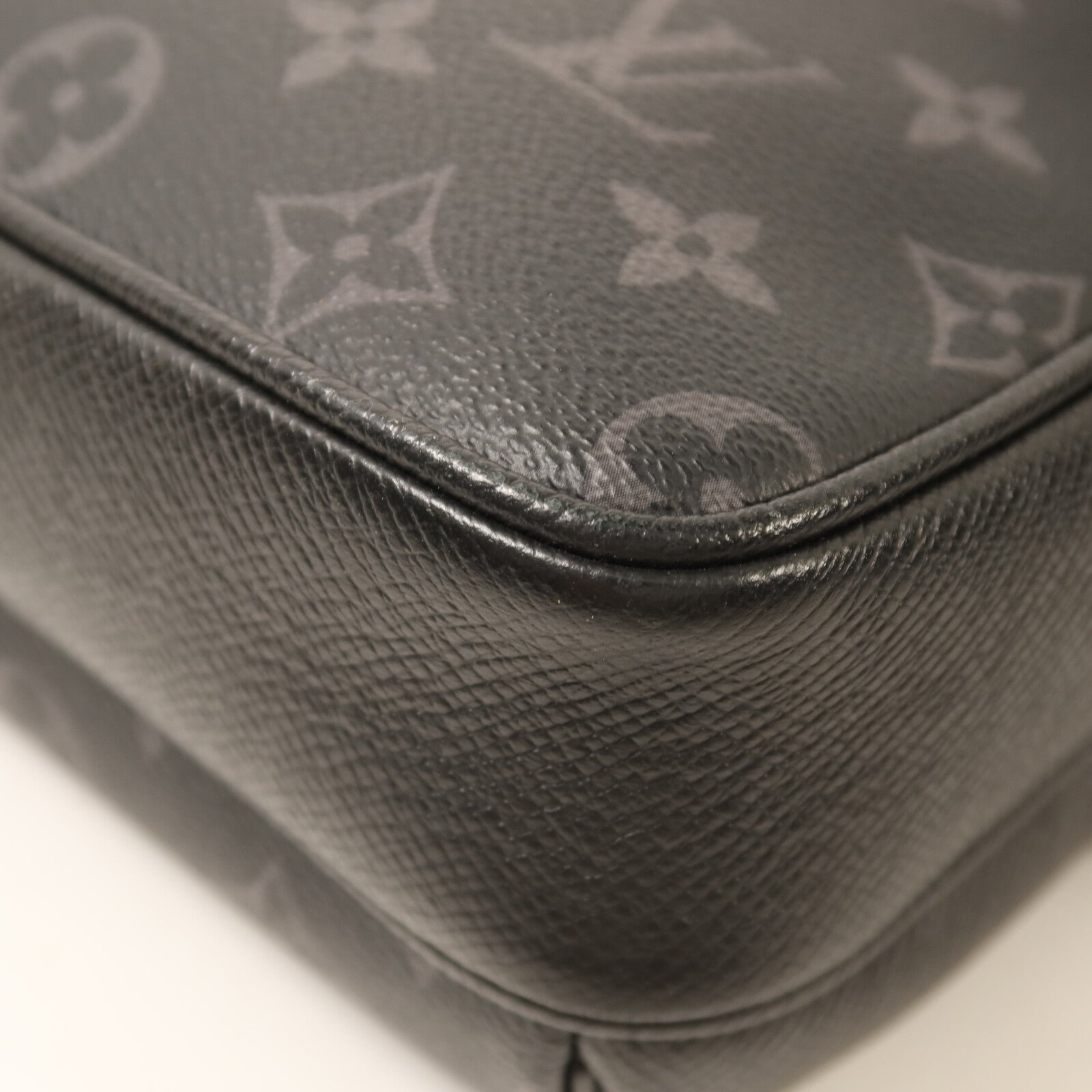 LOUIS VUITTON Monogram Eclipse Taiga Outdoor Messenger銀扣肩背袋
