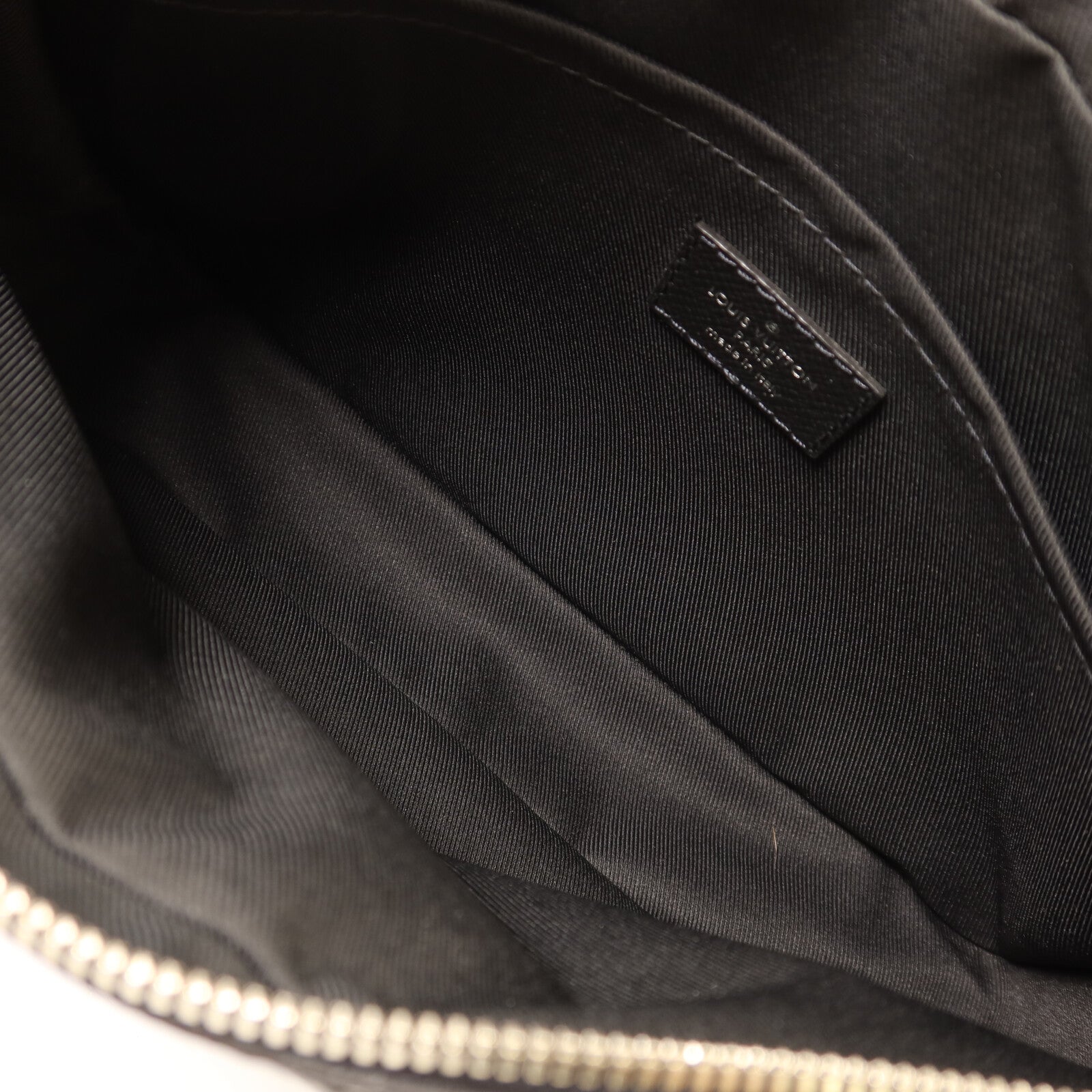 LOUIS VUITTON Monogram Eclipse Taiga Outdoor Messenger銀扣肩背袋