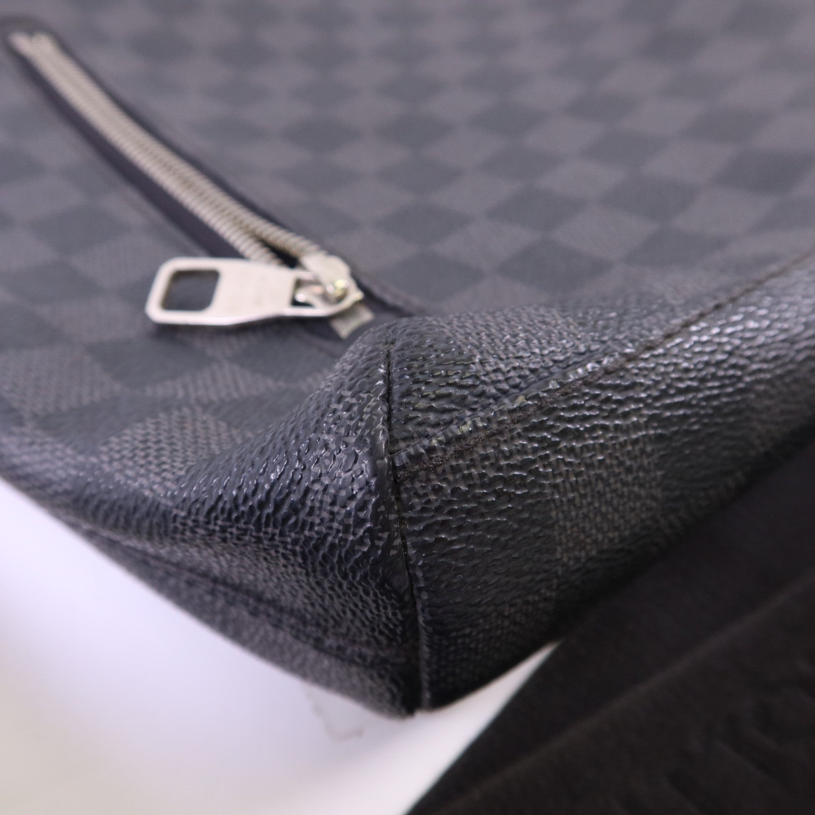 LOUIS VUITTON Damier Graphite Mick PM銀扣肩背袋
