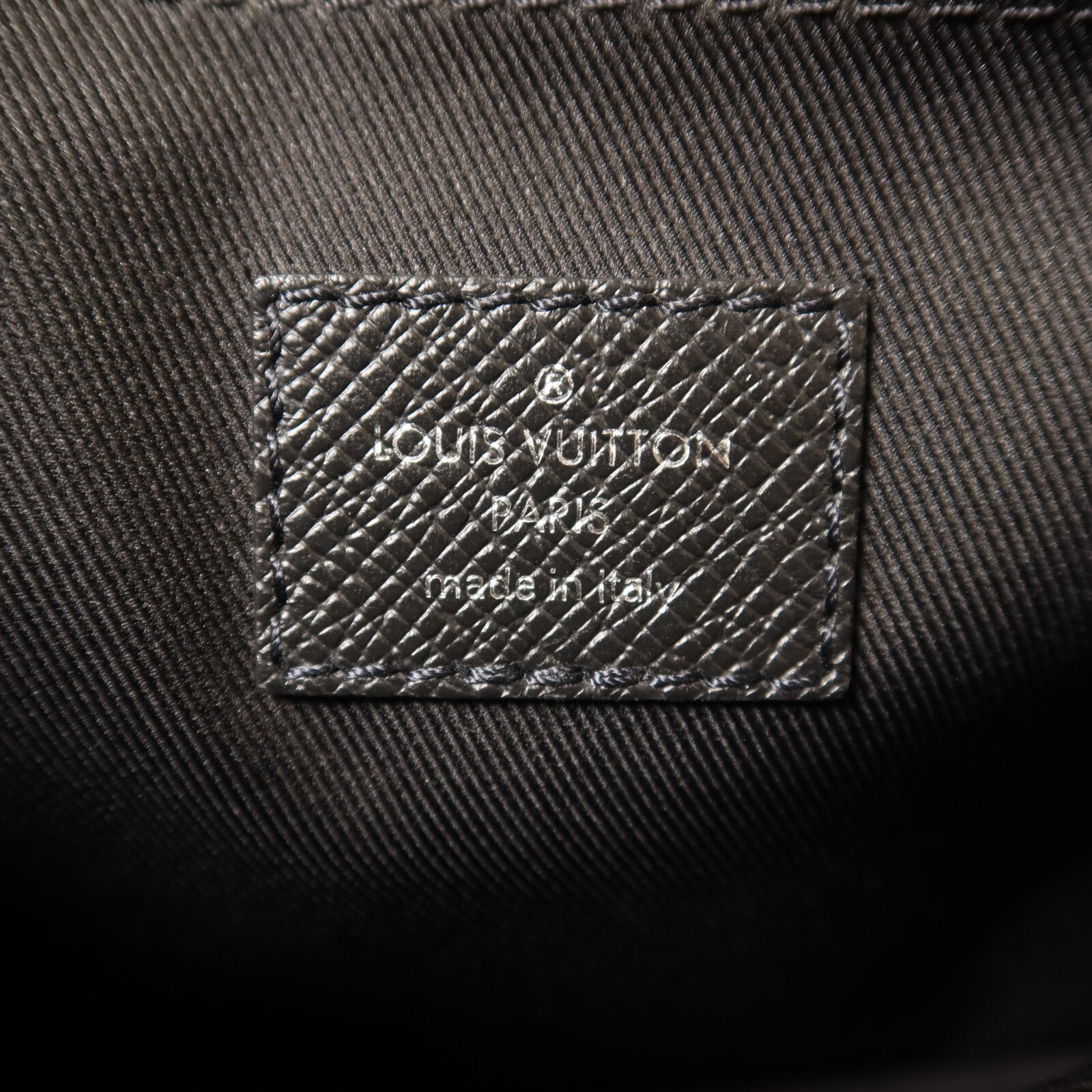 LOUIS VUITTON Monogram Eclipse Taiga Outdoor Messenger銀扣肩背袋