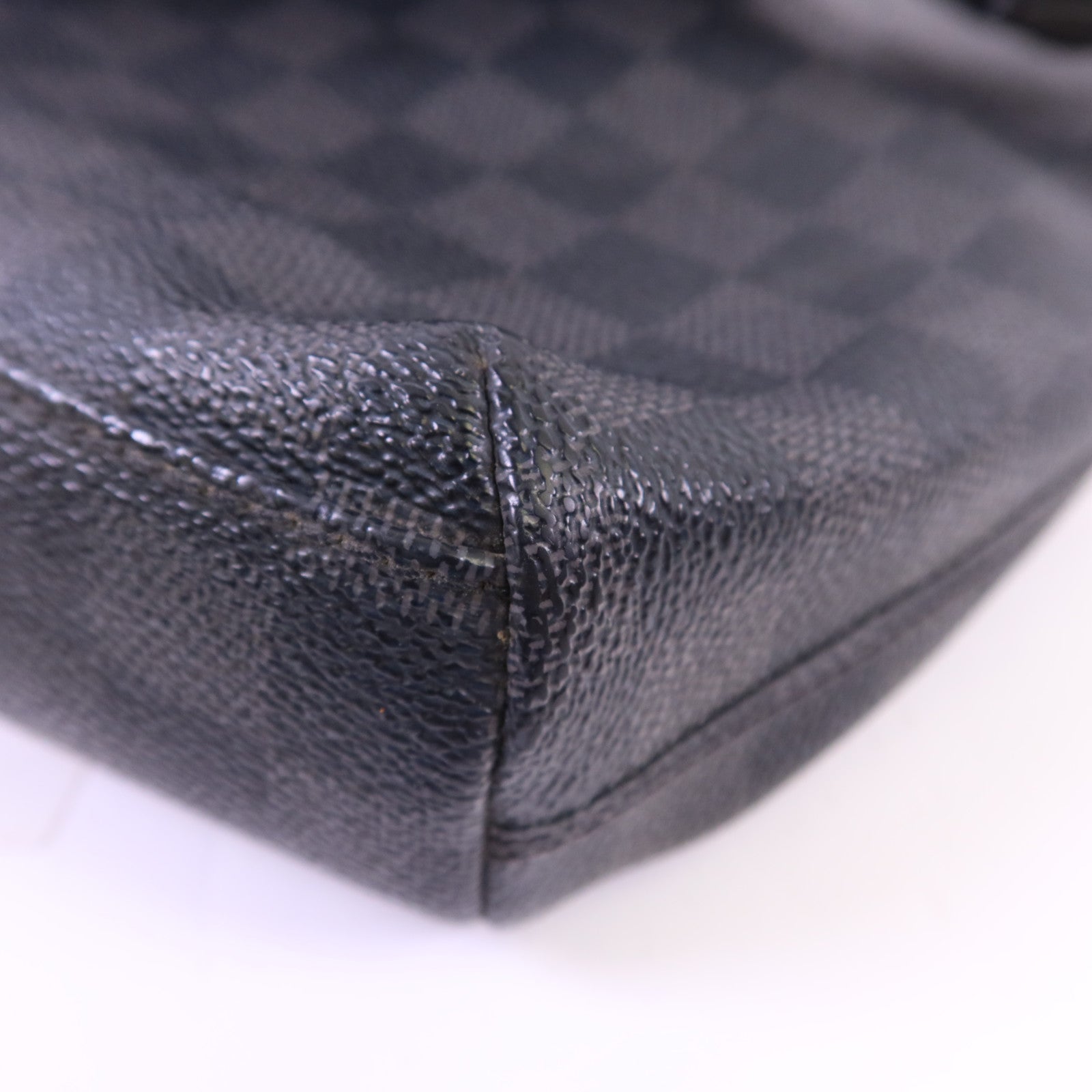 LOUIS VUITTON Damier Graphite Mick PM銀扣肩背袋