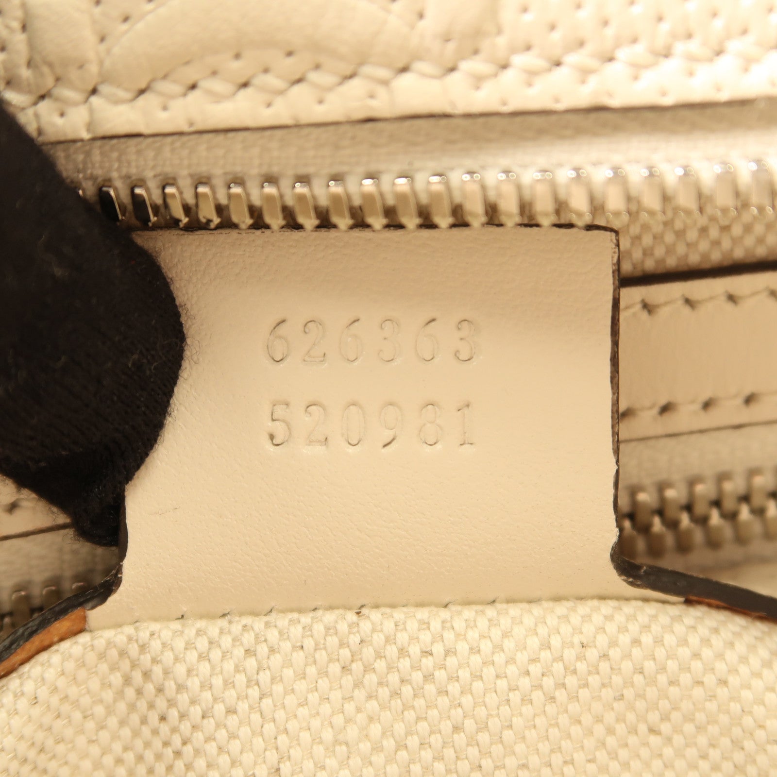 GUCCI 塗層帆布GG Supreme銀扣肩背袋