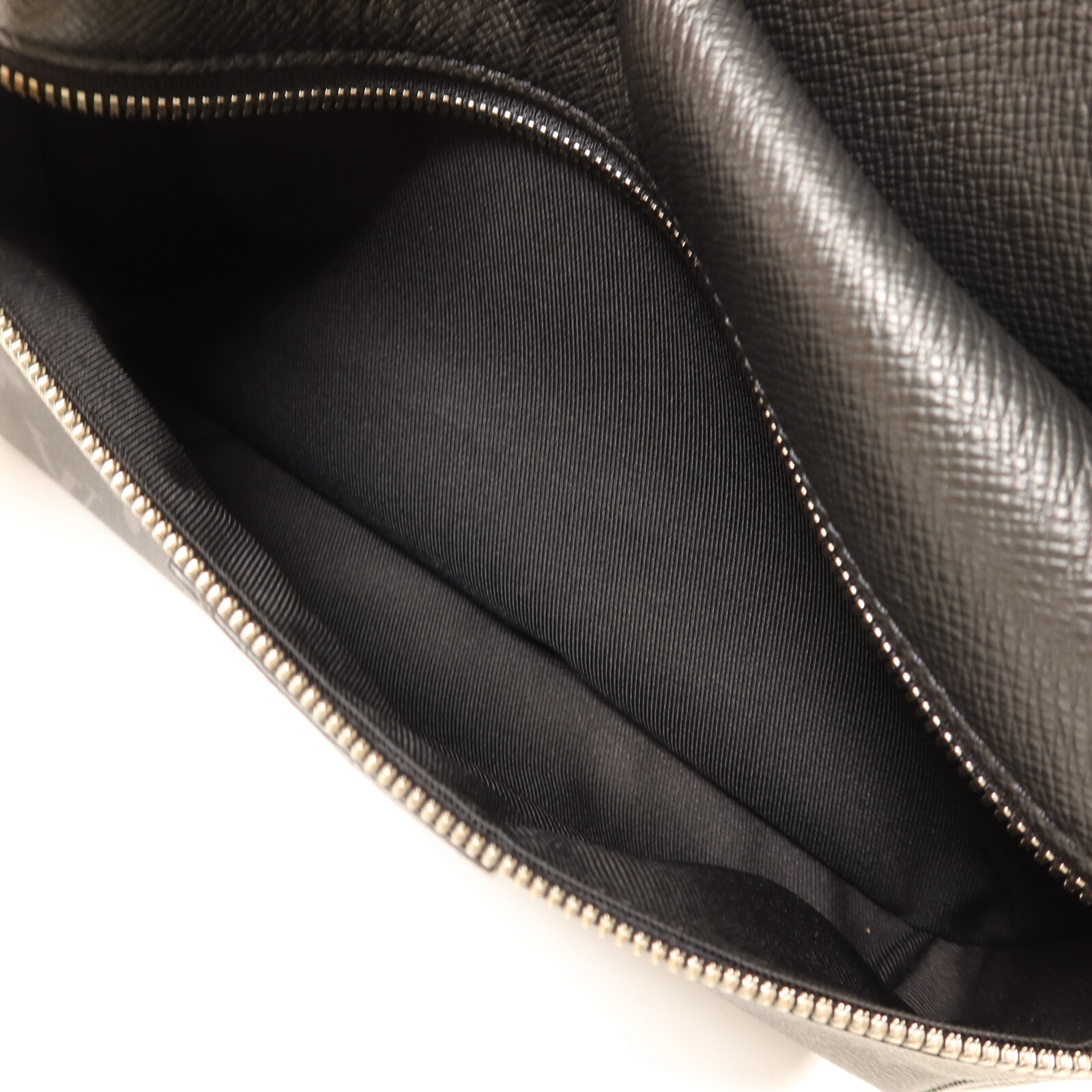 LOUIS VUITTON Monogram Eclipse Taiga Outdoor Messenger銀扣肩背袋