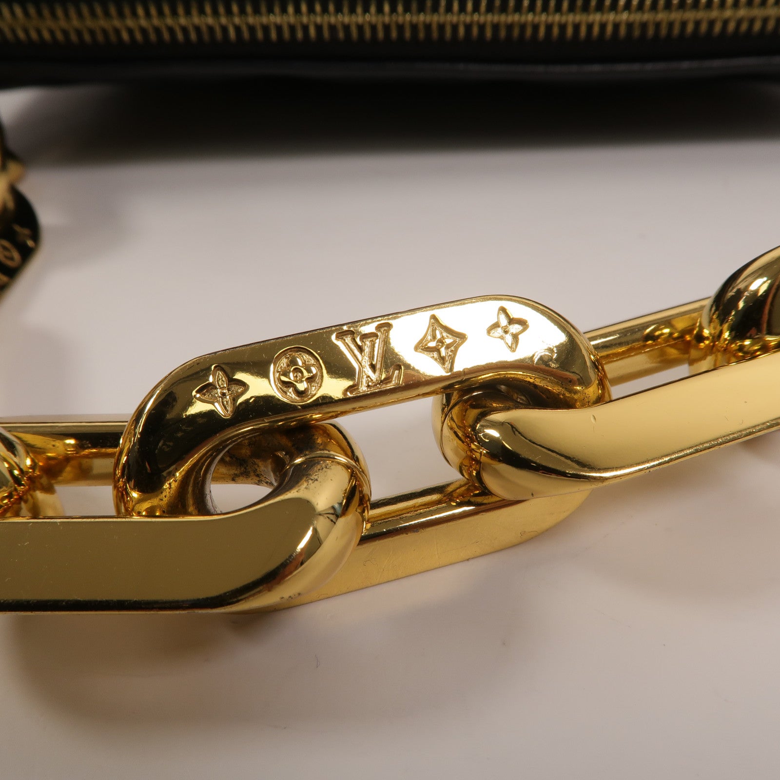 LOUIS VUITTON 【激減優惠】Monogram Embossed Coussin BB金扣鏈帶手挽肩背兩用袋